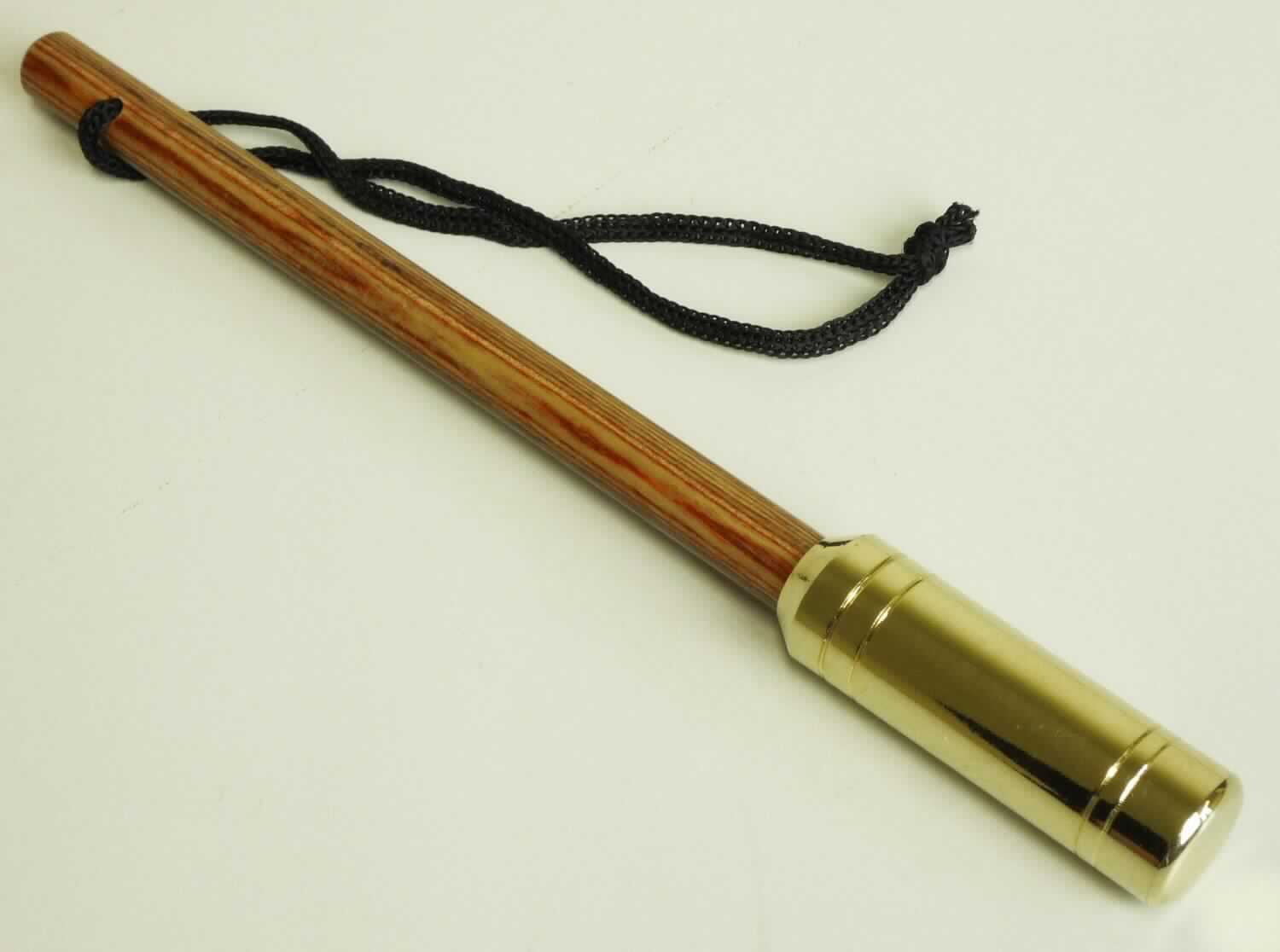 Bei der vorgelegten Ware handelt es sich um einen etwa 22,5 cm langen Schlagstock aus Holz, der am vorderen Ende mit einem massiven, zylinderförmigen Kopf aus unedlem Metall versehen ist. Am Griffende ist der Schlagstock mit einer Handschlaufe ausgestattet. Der sog. Fischtöter dient dazu, Fische durch einen Schlag auf den Kopf zu betäuben, damit sie fachgerecht (schmerzfrei) getötet werden können. Die Ware ist in einem etikettierten Tütchen aus Kunststofffolie verpackt.

Abbildung siehe Anlage.

Derartige Waren gehören als "andere Waffen (Schlagstöcke)" zum TARIC-Code 9304 00 00 00.