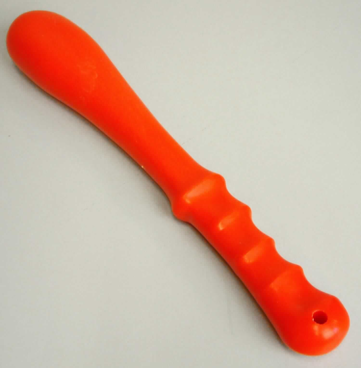 Bei der vorgelegten Ware handelt es sich um einen etwa 34,5 cm langen Schlagstock aus massivem Kunststoff mit (lt. Angaben auf der Website der Antragstellerin) im keilartig geformten Schlagkopf eingegossenen Stahlkugeln, der am zum sicheren Halten in der Hand spezifisch geformten Griffende eine Querbohrung aufweist. Der sog. Fischtöter dient dazu, Fische durch einen Schlag auf den Kopf zu betäuben, damit sie fachgerecht (schmerzfrei) getötet werden können. Die Ware ist in einem etikettierten Tütchen aus Kunststofffolie verpackt.

Abbildung siehe Anlage.

Derartige Waren gehören als "andere Waffen (Schlagstöcke)" zum TARIC-Code 9304 00 00 00.