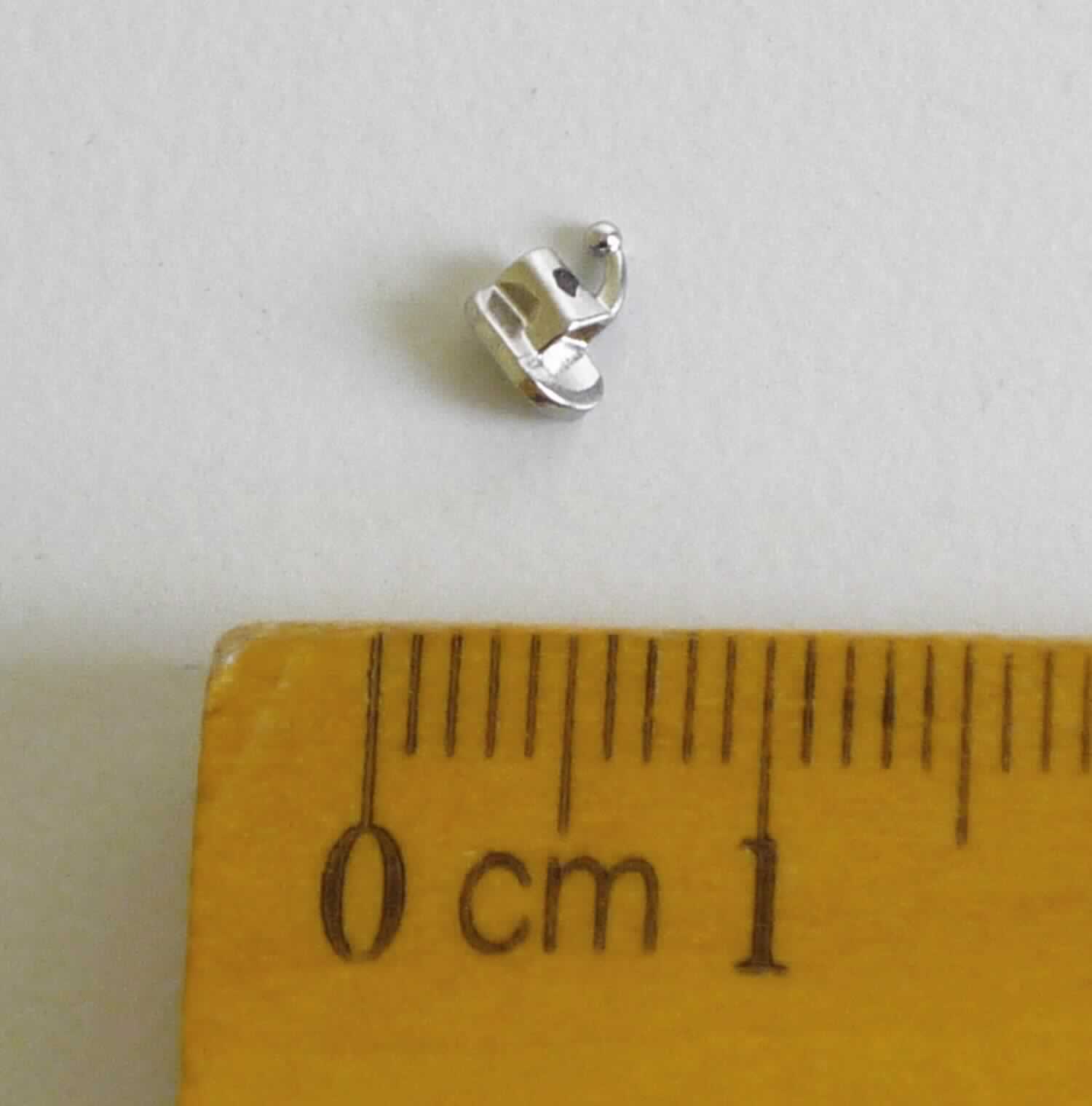 Sog. Klebetubes, Buccal Tubes Directbonding, in Form eines Röhrchens mit rautenförmiger Öffnung und seitlichem Häkchen, auf einer Basisplatte, aus einer Metalllegierung (Eisen-Chrom-Nickel-Kupfer), zum Festkleben z. B. auf der Frontfläche eines Zahns durch einen Kieferorthopäden. Das Röhrchen ist zur Aufnahme und Fixierung eines Zahnspangendrahtes, bzw. eines kieferorthopädischen Drahtes bestimmt.
Die Ware ist in einem etikettierten PE-Beutel verpackt.
Zur äußeren Form siehe Abbildung in Anlage.

Die Ware wird als "Teil, erkennbar hauptsächlich für eine orthodontische Vorrichtung bestimmt" eingereiht.