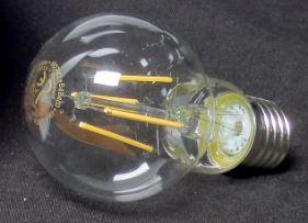 LED Filament Leuchtmittel 4W 470lm E27klar warmweiß 2700K
EAN 4260272177565 (Abbildung siehe Anlage) 
- elektrische Lichtquelle in Form einer Leuchtdiodenlampe (LED-Lampe), 
  mit mehreren Leuchtdioden auf Trägern in Streifenform (LED-Filamente) 
  und weiteren elektrischen Bauelementen für die Stromversorgung und 
  -regelung auf einer Leiterplatte, mit einem bulbenförmigen, klaren
  Glaskolben und einem E27 Schraubsockel zum Befestigen in einer Lampenfassung, 
- zur Verwendung als Leuchtmittel zum einfachen Einsetzen/Austauschen in 
  Leuchten,
- in einem bedruckten Verkaufskarton verpackt. 

"Leuchtdiodenlichtquelle (LED-Lichtquelle), Leuchtdiodenlampe (LED-Lampe)"