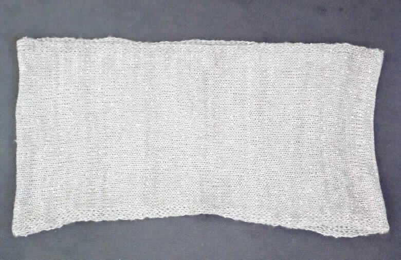 Schalähnliche Ware, sog. Damen Strickschal, Style A, in Erwachsenengröße, Foto siehe Anlage,
- flachliegend in den Abmessungen von: ca. 35 cm x 70 cm,
- aus ca. 2,2 mm dicken, buntgestrickten Gestricken aus Effektgarnen mit Pailletten aus laut Antrag 99 % Polyacryl 
  (synthetische Chemiefasern) und 1 % metallisierten Garnen der Position 5605,
- an den Schmalseiten zu einem "Rundschal" zusammengenäht (somit konfektioniert),
- wird in der Art eines Schals um den Hals getragen,
- individuelles (selbstständiges) Einzelstück, das eine Ergänzung von Kleidung darstellt.

"Anderes konfektioniertes Bekleidungszubehör (Schalähnliche Ware), aus Gestricken"