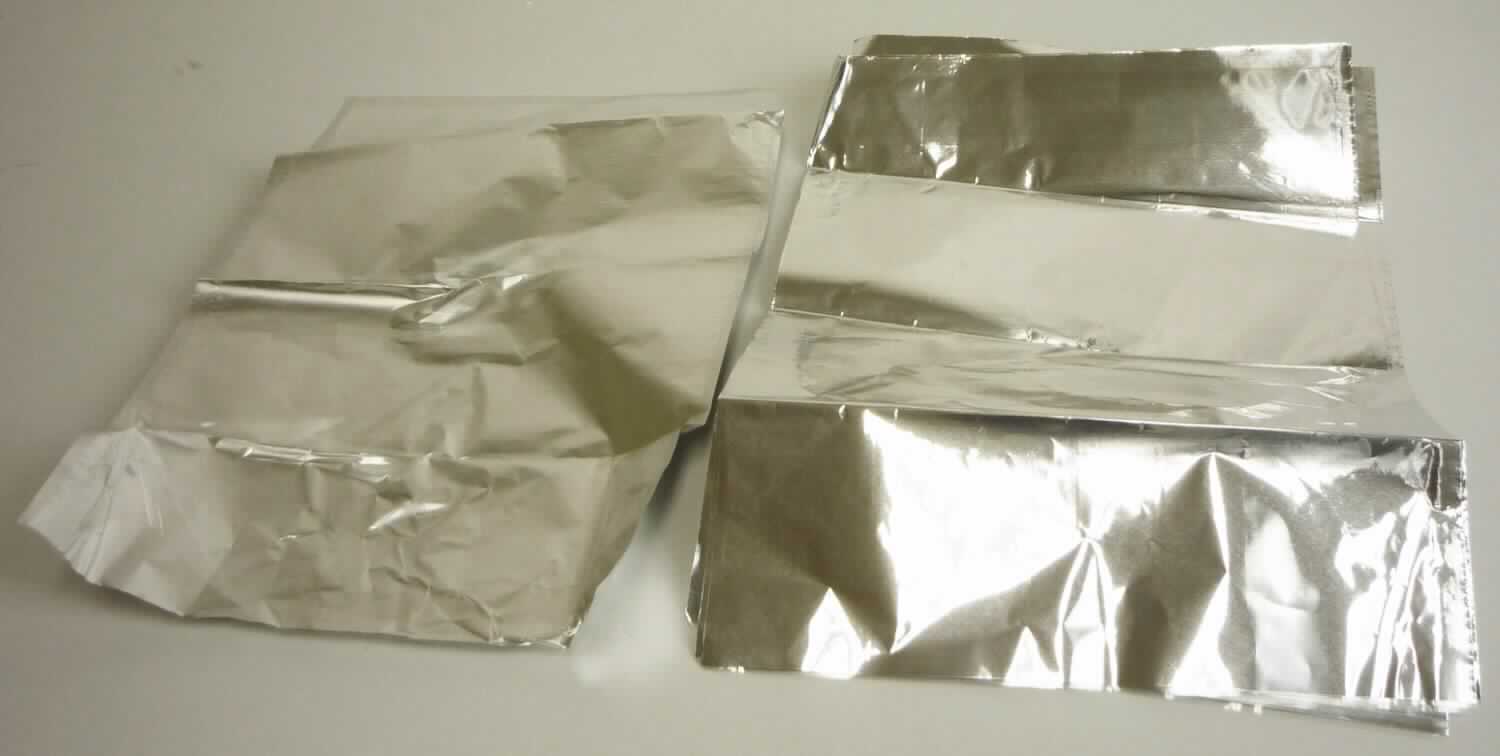 Beutel aus Aluminium

Bei der Ware handelt es sich um an drei Seiten mit einer Polyesterfolie zu Beuteln verschweißte Aluminiumfolien. Die Abmessungen betragen 35 cm x 24 cm mit einer Dicke der Aluminiumfolie von 0,025 mm. Die Aluminiumfolie bestimmt den Charakter der aus zwei Stoffen zusammengesetzten Ware. 8 derartige Beutel sind in einer Verkaufsverpackung als Grill- und Ofenbeutel sowie zum Dampfgaren von Lebensmitteln abgepackt.

Derartige Erzeugnisse sind als "Haushaltsartikel, Hauswirtschaftsartikel, aus Folien hergestellt, deren Dicke 0,2 mm oder weniger beträgt" in den TARIC-Code 7615 1030 00 einzureihen.