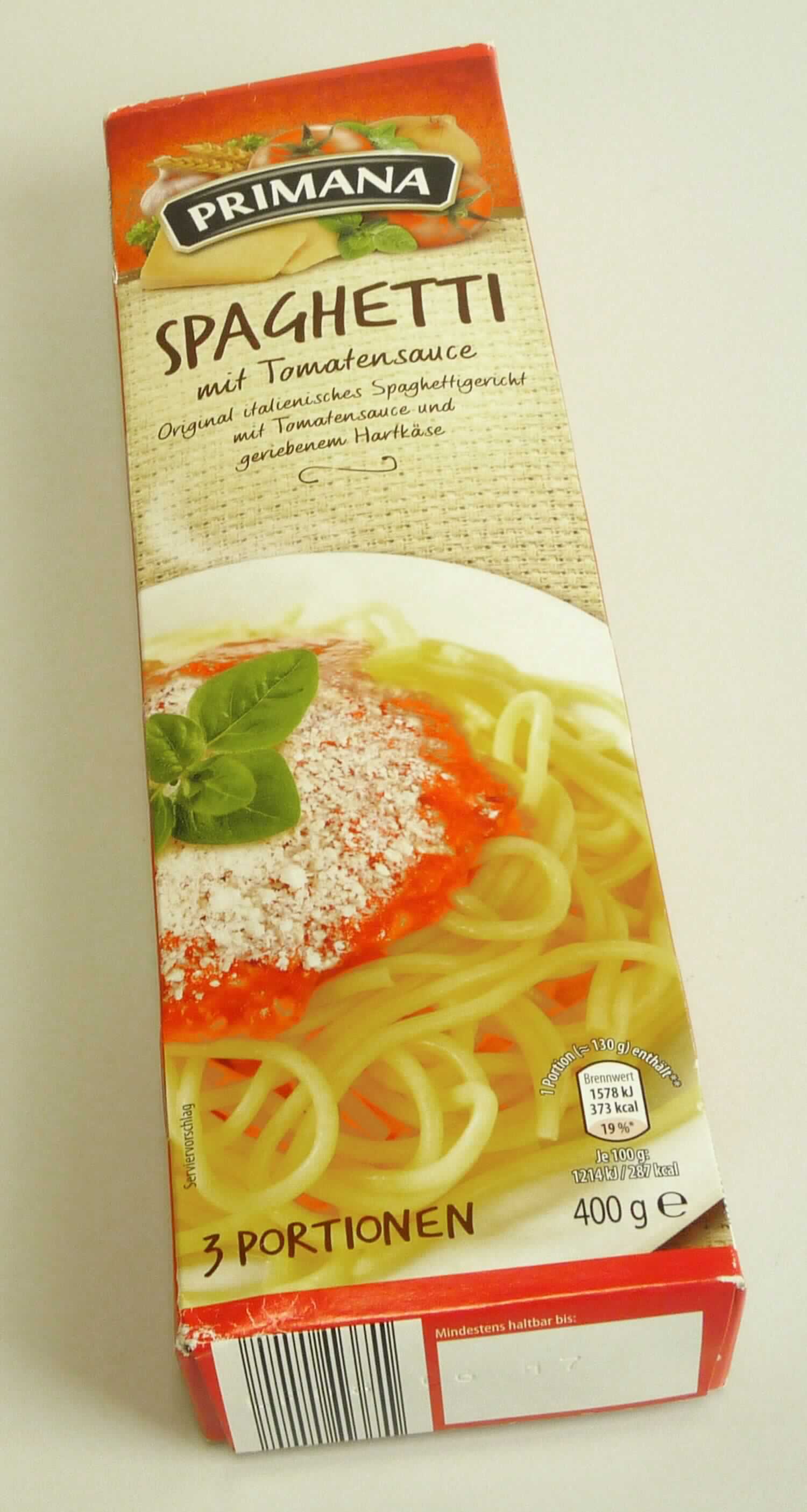 Spaghettigericht mit Tomate

Antragsangaben:
Spaghetti-Fertiggericht mit Tomatenmark, Gewürzmischung und geriebenem Hartkäse

Beschreibung des vorliegenden Warenmusters (in Originalumschließung):
Bedruckter Faltkarton mit Angaben zum Erzeugnis (Spaghetti mit Tomatenmark, Gewürzmischung und 
geriebenem Hartkäse; 400 g), zu den Zutaten (siehe Feld 8) und zur Zubereitung (Spaghetti 9 - 11 Minuten 
kochen und abgießen; inzwischen das Tomatenmark, 200 ml Wasser, die Gewürzmischung sowie ein Ess-
löffel Olivenöl oder 20 g Butter in einem Topf aufkochen, mit den Spaghetti anrichten und dem Hartkäse be-
streuen); darin ein nicht bedruckter Kunststoffschlauchfolienbeutel mit gelblichen, nicht vorgekochten Teig-
waren (Spaghetti; 250 g; Länge ca. 26 cm, Durchmesser ca. 1 mm), ein Verbundfolienbeutel mit rotem 
Tomatenmark (114 g), ein Kunststoffbeutel mit einer grünlich-gelben, mit grünen Kräutern durchsetzten 
Gewürzmischung (21 g) und ein Kunststoffbeutel mit gelbem, geriebenem Hartkäse (15 g).

Es liegt eine Warenzusammenstellung in Aufmachung für den Einzelverkauf vor, die unter Anwendung der 
AV 3 b) nach dem Charakter bestimmenden Bestandteil einzureihen ist; Charakter bestimmend in Bezug 
auf den gewichtsmäßigen Anteil und die Bedeutung für das herzustellendende Gericht sind die Teigwaren.

Weichweizen, Reis und Eier nach der Zutatenliste nicht in den Teigwaren enthalten

Teigwaren, weder gekocht oder gefüllt noch in anderer Weise zubereitet, keine Eier enthaltend, weder Weich-
weizenmehl noch Weichweizengrieß enthaltend, kein Reis enthaltend.