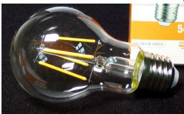 LED Filament Leuchtmittel 5W 540lm E27 klar extra warmweiß 2200K
EAN 4251351800597 (Abbildung siehe Anlage) 
- elektrische Lichtquelle in Form einer Leuchtdiodenlampe (LED-Lampe), 
  mit mehreren Leuchtdioden auf Trägern in Streifenform (LED-Filamente) 
  und weiteren elektrischen Bauelementen für die Stromversorgung und 
  -regelung auf einer Leiterplatte, mit einem bulbenförmigen, klaren
  Glaskolben und einem E27 Schraubsockel zum Befestigen in einer Lampenfassung, 
- zur Verwendung als Leuchtmittel zum einfachen Einsetzen/Austauschen in 
  Leuchten,
- in einem bedruckten Verkaufskarton verpackt. 

"Leuchtdiodenlichtquelle (LED-Lichtquelle), Leuchtdiodenlampe (LED-Lampe)"