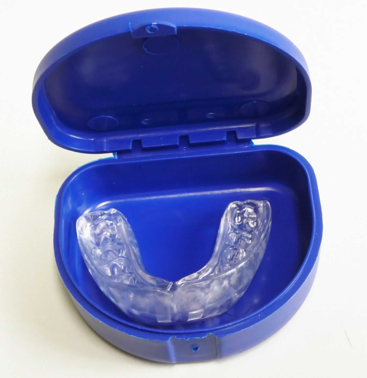 Neo smile Tooth Positioner, in Form eines einteiligen, konfektionierten, bimaxillären Positionierers aus PVC mit Mulden für die Zähne von Ober- und Unterkiefer und Belüftungslöchern (siehe Abbildung in Anlage). Der Positionierer wird am Ende einer kieferorthopädischen Behandlung für abschließende kleine Korrekturen verwendet (Feineinstellung der Okklusion, Schließen von kleineren, durch Bandabnahme entstandenen Lücken). Das passende Modell wird individuell nach Messung der Millimeterspanne zwischen bestimmten Punkten der Oberkiefereckzähne mittels einer Schablone vom Kieferorthopäden bestimmt und aus einer Kollektion ausgewählt.
Die Ware ist in einer zur dauerhaften Aufbewahrung geeigneten Klappbox aus Kunststoff sowie in einem PE-Beutel mit Etikett verpackt.

Die Ware wird als "orthodontische Vorrichtung für Menschen" eingereiht.
