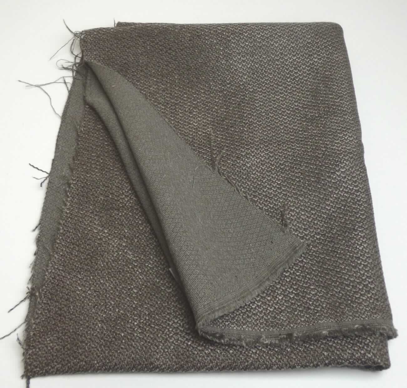 Gewebe, sog. Möbelbezugsstoff, Art. Grenada, Foto siehe Anlage,
- als Meterware, mit einer Breite von laut Antrag 142 cm,
- laut Untersuchungsergebnis:
-- aus ungezwirnten und nicht hochfesten Garnen,
--- mit Kettgarnen aus aus synthetischen Filamenten (Polyester),
--- mit Schussgarnen aus synthetischen Filamenten (Polyester) und aus Garnen aus Reißspinnstoff aus
    überwiegend synthetischen und künstlichen Spinnfasern (Viskose, Polyamid, Polyester und Polyacryl, mit einer
    Beimischung von Baumwolle und Leinen),
-- mit einem Gesamtanteil an:
--- synthetischen Filamenten (Polyester) von ca. 82,2 GHT,
--- Reißspinnstoff von ca. 17,8 GHT,
-- buntgewebt,
-- in Musterbindung,
- kein Samt-, Plüsch-, oder Chenillegewebe, somit keine Ware der Position 5801.

"Gewebe aus Garnen aus synthetischen Filamenten, anderes als in den Unterpositionen 5407 10 bis 5407 84
 genannte, buntgewebt"