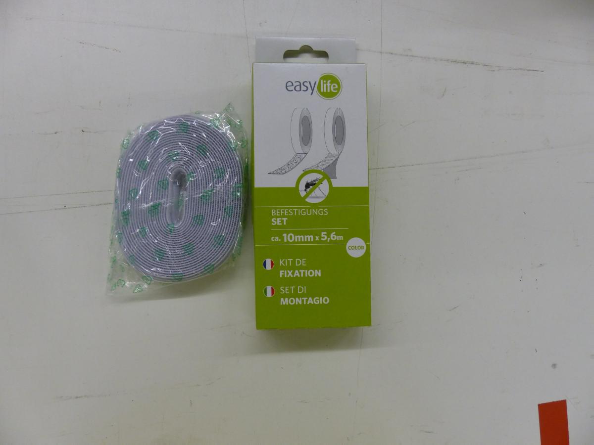 Klettband, sog. Haken-/Klettband, Foto siehe Anlage,
- Warenzusammenstellung, bestehend aus einem Haken- und einem Flauschband,
- zur Befriedigung eines speziellen Bedarfs zusammengestellt und in einem bedruckten Pappkarton
  für den Einzelverkauf aufgemacht,
- als Meterware,
- jeweils mit einer Breite von ca. 10 mm und mit einer Länge von laut Antrag 5,6 m,
- Hakenband:
- - aus aufgeschnittenen Samtgeweben aus Spinnstoffen (die Schauseite bildend),
- - auf der Rückseite mit einer mit dem bloßen Auge wahrnehmbaren Klebeschicht aus Kunststoff (laut
    Antrag: Acrylat-Kleber; kein Zellkunststoff) überzogen (somit keine Ware der Position 5806); mit einem
    Abdeckpapier versehen,
- - von Hand bei einer Temperatur zwischen 15 und 30°C auf einen Dorn von 7 mm Durchmesser aufroll-
    bar, ohne rissig zu werden,
- - wird am Fensterrahmen angebracht und dient zur Befestigung eines Fliegengitters,
- Flauschband:
- - aus Schlingengeweben aus Spinnstoffen,
- - mit unechten Webkanten,
- - dient der zusätzlichen Fixierung des Fliegengitters am Fensterrahmen,
- insbesondere im Hinblick auf die Verwendung als Befestigung eines Fliegengitters am Fensterrahmen
  bestimmt das Hakenband (Meterware der Position 5903) den Charakter der Warezusammenstellung.

"Gewebe, mit Kunststoff (Acrylat) überzogen, anderes als solche der Position 5902, mit Schauseite
 aus Spinnstoffen"