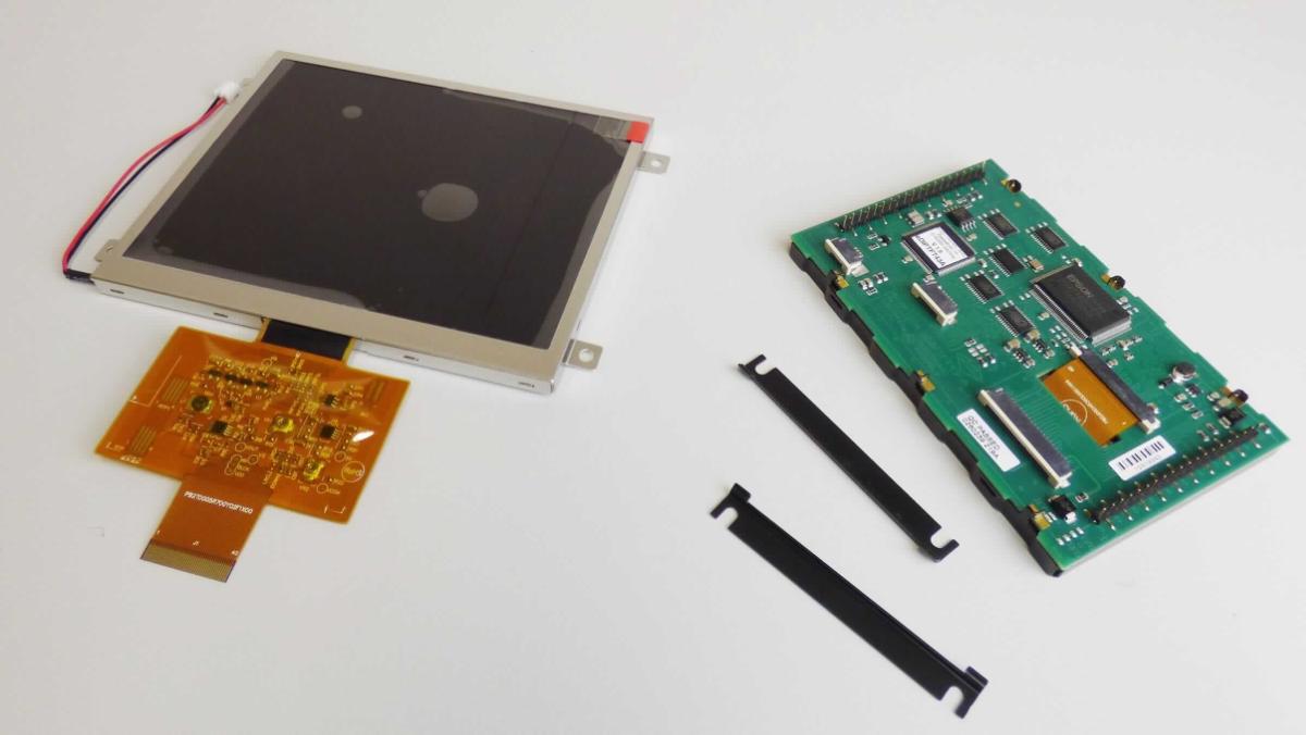 Berührungsempfindliches LCD-Anzeigemodul mit internem Speicher
- aus einer berührungsempfindlichen 7 Zoll Farb-TFT-Flüssigkristallanzeige (kapazitiver
  Touchscreen, Auflösung: 800 x 480 Pixel) mit aktiver Matrix, Hintergrundbeleuchtung,
  Treiberelektronik, Touchscreen-Controller, einem Flash-Speicher und einem Sound-
  modul (zur Wiedergabe von Tönen) in einem Einbaugehäuse mit einer mehrpoligen
  Schnittstelle,
- ausschließlich zur Anzeige von Grafiken und alphanumerischen Zeichen - kennzeich-
  nende Haupttätigkeit -, zur Eingabe von Positionsdaten und zum Auslösen von Steuer-
  befehlen, zur Tonwiedergabe sowie zur Aufzeichnung und Wiedergabe von Standbil-
  dern.

"Elektrisches Sichtsignalgerät, kein Gerät der Positionen 8512 und 8530, kein Alarm-
 gerät, Anzeigetafel mit Flüssigkristallanzeige, mit aktiver Matrix-Flüssigkristallanzeige
 (LCD) - Berührungsempfindliches LCD-Anzeigemodul (Kombination aus Sichtsignal-
 gerät - kennzeichnende Haupttätigkeit -, Eingabegerät, Soundmodul und Gerät zur 
 Standbildaufzeichnung und -wiedergabe)"