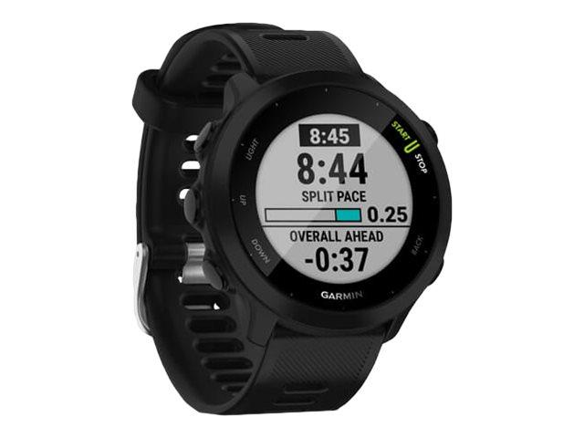 Es handelt sich um eine Warenzusammenstellung aus einem Fitnesstracker in Form einer zusammengesetzten Ware (charakterbestimmend insbesondere aufgrund der Bedeutung für die Verwendung) und einem USB-Ladekabel, die gemeinsam mit einer Bedienungsanleitung in einer Verkaufsverpackung für den Einzelverkauf aufgemacht sind.
Das Erzeugnis besteht aus einem 1,02'' Farbdisplay, Bluetooth-Funkmodul, GPS/GNSS/GALILEO- Empfänger, Prozessor, Arbeits- und Festspeicher, Sensoren (Herzfrequenz, Beschleunigung), Lautsprecher, Vibrationsmotor und einem Akkumulator in einem runden Gehäuse aus Kunststoff mit fünf Bedienknöpfen, spezifischem Ladeanschluss und einem Armband. Die Ware kann durch die Messung von Herzfrequenz, Blutsauerstoffgehalt, Schrittzahl und weiteren Bewegungen als Aktivitätstracker verwendet werden. Im Falle eines durch die Sensoren möglicherweise aufgezeichneten Unfalles kann eine automatisierte Nachricht mit der aktuellen Position an einen voreingestellten Kontakt per SMS
oder E-Mail versendet werden.  Daneben verfügt sie über eine Uhr und eine Stoppuhr. Eine Bluetoothverbindung ermöglicht es, auf einem Host-Gerät eingehende Nachrichten anzuzeigen und aufgenommene Trainingsdaten auf das Host-Gerät zu übertragen.
Darüberhinausgehende Kommunikationsfunktionen wie eine Freisprecheinrichtung, die Beantwortung der angezeigten Nachrichten oder die Annahme/Ablehnung von Anrufen auf dem Host-Gerät sind nicht möglich. Bei der o.g. Ware handelt es sich um eine zusammengesetzte Ware aus einer Uhr, einem Aktivitätstracker und einem Kommunikationsgerät. Keiner dieser Bestandteile bestimmt den Charakter der zusammengesetzten Ware, so dass die Einreihung in die zuletzt genannte Position der gleichermaßen in Betracht kommenden Positionen erfolgt.

Das Erzeugnis ist als "Armbanduhr, mit Gehäuse aus Kunststoff, elektrisch betrieben, nur mit optoelektronischer Anzeige" einzureihen.