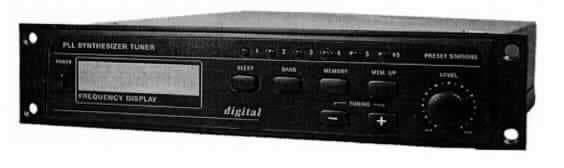 Rundfunkempfangsgerät MV Tuner, AM-100 TU
- aus einer mit AM/FM-Tuner und weiteren aktiven und passiven Bauelementen bestückten 
  gedruckten Schaltung in einem Gehäuse (Abmessungen: 190 x 42,5 x 185 mm) mit 
  Bedienelementen, Lautstärkeregler, LC-Display, 12/24 Volt Gleichstromanschluss und 
  Antenneneingang (Abbildung siehe Anlage),
- zum Empfang von Rundfunksendungen im UKW- und MW-Bereich.

"Rundfunkempfangsgerät, nicht von den Unterpositionen 8527 1210 bis 8527 2900 erfasst, 
 nicht mit Tonaufnahme- oder Tonwiedergabegerät oder Uhr kombiniert, keine Baugruppe"