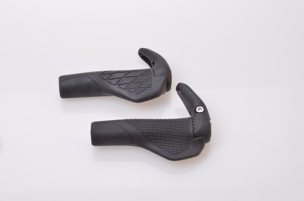 Fahrradgriffe, Foto siehe Anlage,
- in Form von linken und rechten, spezifisch ergonomisch geformten und mit Anti-
  Rutsch-Griffflächen versehenen Lenkergriffen,
- am äußeren Ende mit verstellbaren Lenkerhörnchen (Bar Ends) versehen,
- mit einem Innendurchmesser von ca. 22 mm und einer Länge von ca. 142 mm,
- aus Kunststoff,
- werden auf die Enden von Fahrradlenkern gesteckt,
- dienen dazu, das Umgreifen der Metallstangen angenehmer und sicherer 
  zu gestalten sowie der Entlastung der Handgelenke,
- sind paarweise auf einer Pappkarte für den Einzelverkauf aufgemacht,
- aufgrund der objektiven Merkmale (u. a. Form, Abmessungen) erkennbar 
  hauptsächlich für Fahrräder des Kapitels 87 bestimmt.

"Zubehör (Lenkergriffe) für Fahrräder der Positionen 8711 und 8712"