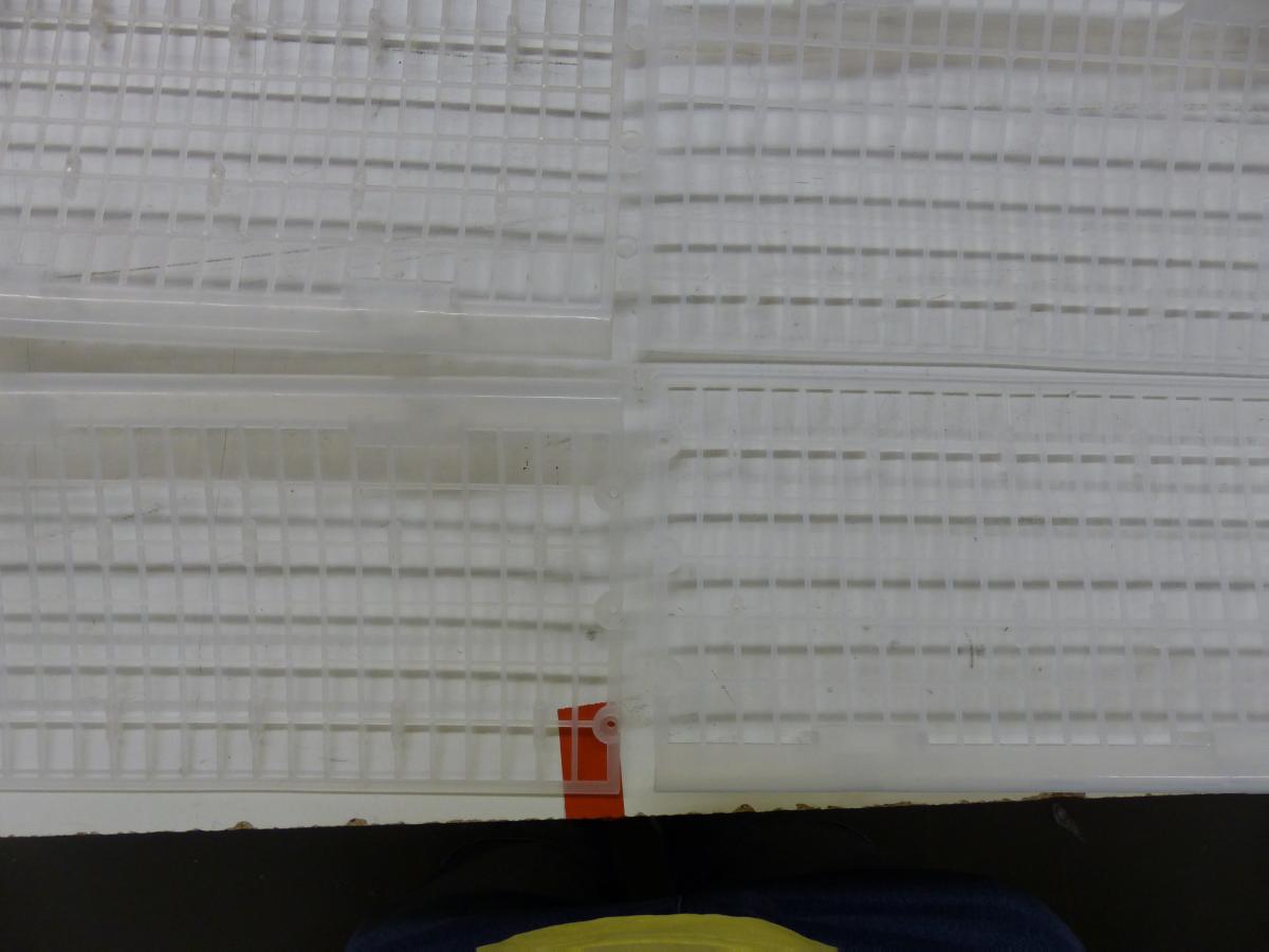 Nach den Angaben der Antragstellerin handelt es sich bei den durch Abbildungen veranschaulichten Erzeugnissen um:

1.) einen sog. "Dachrinnenschutz" aus PVC, einem Kunststoff im Sinne der Anmerkung 1 zu Kapitel 39. Der ca. 50 cm x 17 cm große Dachrinnenschutz stellt sich als individuell kürzbares, biegsames Gitter dar und ist u.a. mit Rastnasen zur Befestigung an der Regen- oder Dachrinne versehen und an den Schmalseiten mit Clip-Verbindern zum Zusammenfügen mehrerer Gitter ausgestattet.

2.) einen sog. "Fallrohrschutz" ebenfalls aus PVC. Der Fallrohrschutz ist ein halbrunder, gitterähnlicher Einsatz mit verlängerten Streben, der in die Ablauföffnung der Regenrinne gesteckt wird.

Beide Erzeugnisse stellen sich als Zubehör für Regen- oder Dachrinnen dar, indem sie diese sauber halten und das Verstopfen von Fallrohren verhindern sollen. 

Insgesamt vier Dachrinnen- bzw. vier Fallrohreinsätze sind jeweils in einem Polybeutel mit einem Pappeinleger aufgemacht.

Derartige Waren werden zolltariflich als "Baubedarfsartikel aus Kunststoffen, anderweit weder genannt noch inbegriffen, andere als in den TARIC-Codes 3925 1000 00 bis 3925 9020 00 genannt" eingereiht.