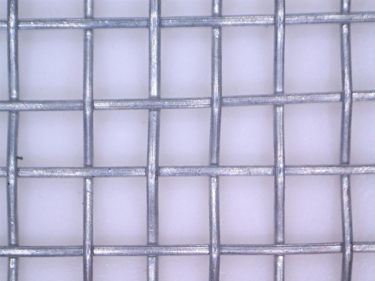 Es handelt sich um rechteckige Gewebe aus Aluminiumdraht, welche aus zwei rechtwinklig
Kreuzenden Fadensystemen besteht. Das Gewebe ist als Insekten- und Nagerschutz für
Kellerfenster konzipiert, zu einer Rolle aufgerollt und in einer Kunststofffolie eingeschweißt.
- Antragstellerangaben –
Der Draht hat offs. einen Querschnittdurchmesser von 6 mm oder weniger.
Abbildung siehe Anlage.
Derartige Erzeugnisse gehören als "andere (als in den Codenummern 7616 1000 10 0 bis
7616 1000 99 0 genannte) Waren aus Aluminium, Gewebe, aus Aluminiumdraht" zum
TARIC-Code 7616 9100 00 des Zolltarifs.