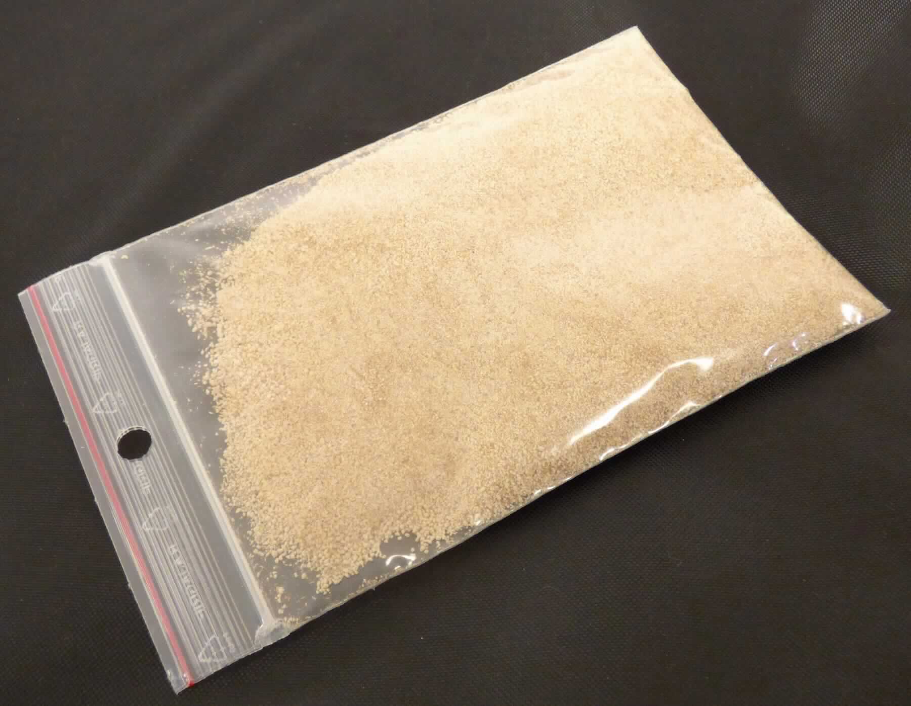 Angaben: 
Bergazym P 100; Multi-Enzym mit einem hohen Gehalt an Pentosanasen zur Beimischung in Futtermitteln (für Geflügel, Schweine u.a.). Die Ware besteht aus einer Enzymmischung und einem Trägerstoff. 

Warenbeschaffenheit:
Hellbraunes, frei fließendes, feines Granulat, verpackt im Musterbeutel.
 
Befund: 
Zubereitetes Enzym, anderweit weder genannt noch inbegriffen.