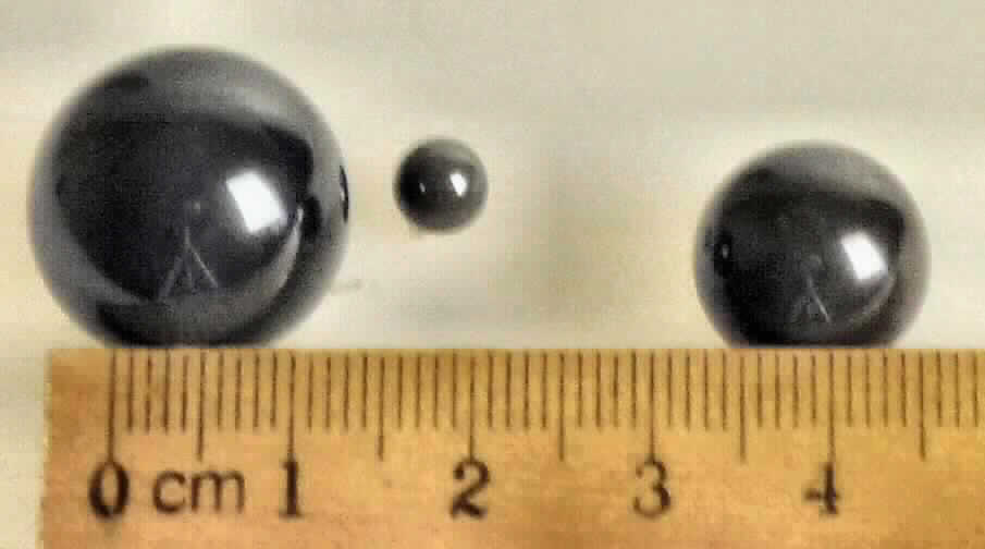Keramische Waren zu technischen Zwecken, sog. keramische Kugeln, Foto siehe Anlage,
- in Form von grauen Kugeln, 
- in verschiedenen Durchmessern (18,3 mm, 13,5 mm und 5,6 mm), 
- nach vorheriger Formgebung keramisch gebrannt, 
- aus (laut Antrag) Siliciumnitrid (Si3N4), 
- mit einer Mohsschen Härte von weniger als 9, 
- zum Einbau in Wälzlager bestimmt, 
- keine Zuweisung zu Position 8482, da aus keramischen Stoffen.

"Keramische Ware zu technischen Zwecken, Kugeln aus Siliciumnitrid (Si3N4), 
 mit einer Mohsschen Härte von weniger als 9"