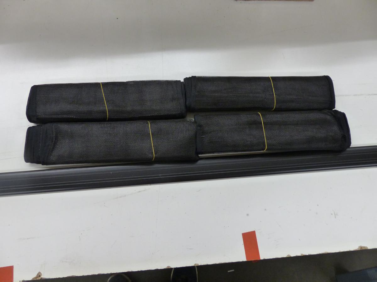 Ware aus Glasfasern, Foto siehe Anlage,
in Form einer noch nicht zusammengesetzten Ware, die wie die zusammengesetzte Ware
einzureihen ist, bestehend aus:
- vier schwarzen Geweben (sog. Lamellen),
- - laut Untersuchungsergebnis: undichte Gewebe aus textilen Glasfilamenten in Leinwandbindung;
    mit Kunststoff überzogen (damit imprägniert),
- - an den Längskanten mit Spinnstoffgewirken gesäumt,
- - am unteren Rand mit eingenähten Gewichten,
- einem selbstklebenden Klemmprofil aus Kunststoff,
- die Gewebe aus Glasfasern bestimmen aufgrund ihrer Bedeutung in Bezug auf die Verwendung
  als Schutz vor Insekten den Charakter der zusammengesetzten Ware,
- verpackt in einer bedruckten Pappschachtel.

"Ware aus Glasfasern (Insektenvorhang), andere als im TARIC-Code 7019 9000 80 genannte"
