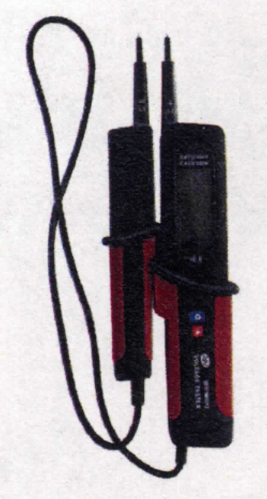 Sog. Spannungsprüfer digital, in Form einer Warenzusammenstellung in Aufmachung für den Einzelverkauf, im Wesentlichen bestehend aus einem in Bezug auf die Verwendung charakterbestimmenden Multimeter, der sich aus 2 stiftähnlichen Teilen, die durch ein Kabel miteinander verbunden sind (funktionelle Einheit), zusammensetzt, einer LED-Lampe und 2 Batterien (noch einzusetzen) mutmaßlich in einer gemeinsamen Verpackung.
Das Messgerät besitzt die Abmessungen von ca. 300 x 90 x 40 mm (im Lagerzustand) und weist ein Gewicht (einschließlich der Batterien) von ca. 320 g auf.
In einem der beiden stiftähnlichen Teile sind ein LC-Display, 2 Kontroll-LEDs, 2 Funktionswahltaster, ein Batteriefach sowie die LED-Lampe untergebracht.
Beide Teile sind mit Kontaktelektroden zu Messzwecken ausgestattet.
Die Ware ist für Gleich- und Wechselspannung in Bereich von 6 bis 690 V bei einer Frequenz von 45 bis 65 Hz ausgelegt.
Das Gerät dient dem Messen verschiedener elektrischer Größen (kennzeichnende Haupttätigkeit) wie Gleich- und Wechselspannung, Gleich- und Wechselstrom, Widerstand, der Durchführung von Diodentests, der Durchgangsprüfung, der Drehfeldermittlung. Die Messergebnisse werden optisch und / oder akustisch angezeigt.

Zur äußeren Form siehe Abbildung in der Anlage.

Die Ware wird als "Gerät zum Messen oder Prüfen elektrischer Größen (Spannung, Widerstand), ausgenommen Zähler der Position 9028, nicht in den Unterpositionen (HS) 9030 10 bis 9030 20 erfasst, Multimeter ohne Registriervorrichtung, nicht für zivile Luftfahrtzeuge" eingereiht.