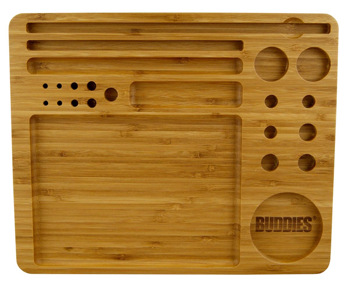 Tablett aus Bambus (BUDDIES BUD TRAY MINI/SMALL/LARGE, Abbildungen siehe Anlage)
- in drei Größen mit unterschiedlicher Ausführung, aus jeweils einer rechteckigen
  abgerundeten Unterlage aus nebeneinander verleimten Lamellen/Stäben aus
  Bambus (lt. Antragsteller), mit verschieden großen, rechteckigen Fächern bzw.
  je nach Ausführung auch runden Vertiefungen zum Mischen und Auffangen von
  Tabak bzw. zum  Einlegen von Drehutensilien und fertigen Zigaretten versehen
  (Abmessungen ca.18 x 12 x 2 cm, 23 x 15,4 x 2 cm oder 30,5 x 24,8 x 2 cm),
- zur Verwendung als Dreh-Tablett zum Fertigen/Drehen von Zigaretten.

"Andere als in den Positionen 4401 bis 4420 erfasste Ware aus Holz, kein Kleiderbügel,
 aus Bambus, sog. Dreh-Tablett aus Bambus"
