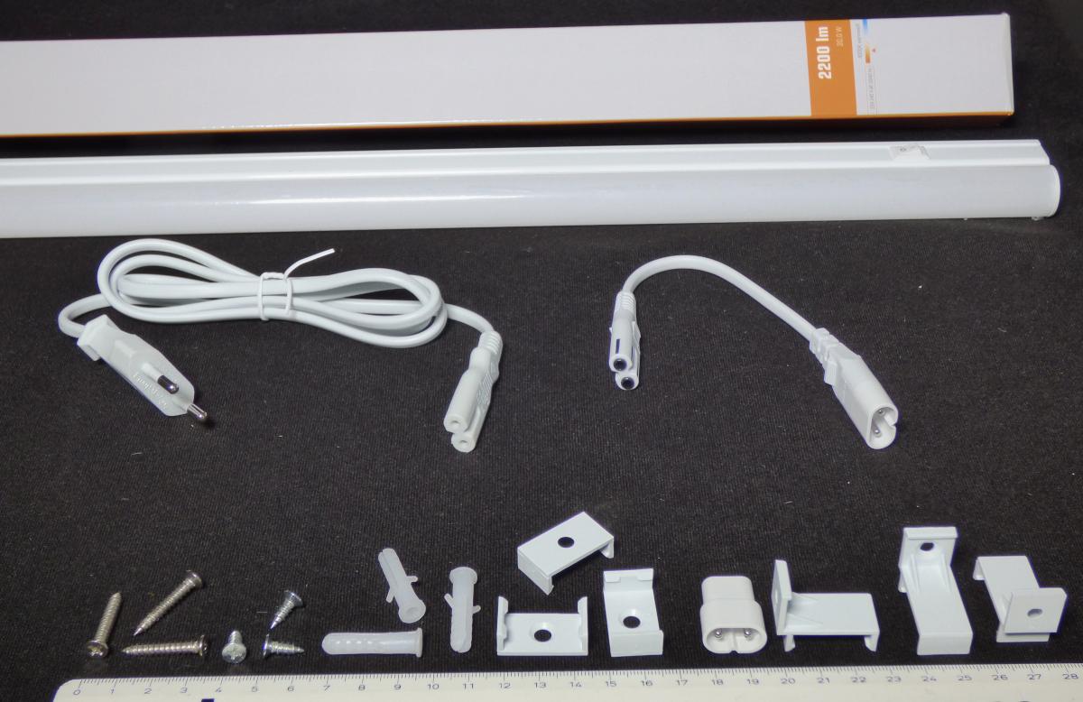 Bei der sog. LED Unterbauleuchte, EAN: 4251351807985 handelt es sich um einen ca. 1150 mm x 23 mm x 36 mm (L x B x H) großen elektrischen Beleuchtungskörper, im Wesentlichen bestehend aus einem rechteckigen Kunststoffgehäuse mit integrierter, nicht austauschbarer, weiß leuchtender LED-Lichtquelle (4000 K), einer gewölbten transparenten Abdeckung aus Kunststoff und elektrischer Ausstattung.
Die Leuchte ist mit einem Kabel mit Netzstecker und einem Ein-/Ausschalter ausgestattet.

Sie dient der Innenbeleuchtung (IP20) und kann bspw. unter Schränken oder Regalen montiert sowie um zusätzliche Leuchten erweitert werden.
Ein Verbindungskabel und Befestigungsmaterial (Schrauben, Dübeln und Klammern) sind der Leuchte beigefügt.

Die Ware ist in einem Karton verpackt.

Das Erzeugnis ist als "elektrischer Beleuchtungskörper, anderweit weder genannt noch inbegriffen, nicht von den Unterpositionen (HS) 9405 11 bis 9405 41 erfasst, ausschließlich zur Verwendung mit LED-Lichtquellen bestimmt, kein Scheinwerfer, aus Kunststoffen" einzureihen.