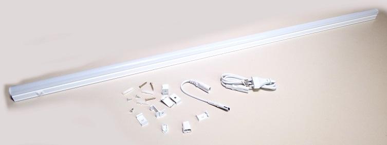 Bei der sog. LED Unterbauleuchte, EAN: 4251351807978 handelt es sich um einen ca. 1150 mm x 23 mm x 36 mm (L x B x H) großen elektrischen Beleuchtungskörper, im Wesentlichen bestehend aus einem rechteckigen Kunststoffgehäuse mit integrierter, nicht austauschbarer, weiß leuchtender LED-Lichtquelle (3000 K), einer gewölbten transparenten Abdeckung aus Kunststoff und elektrischer Ausstattung.
Die Leuchte ist mit einem Kabel mit Netzstecker und einem Ein-/Ausschalter ausgestattet.

Sie dient der Innenbeleuchtung (IP20) und kann bspw. unter Schränken oder Regalen montiert sowie um zusätzliche Leuchten erweitert werden.
Ein Verbindungskabel und Befestigungsmaterial (Schrauben, Dübeln und Klammern) sind der Leuchte beigefügt.

Die Ware ist in einem Karton verpackt.

Das Erzeugnis ist als "elektrischer Beleuchtungskörper, anderweit weder genannt noch inbegriffen, nicht von den Unterpositionen (HS) 9405 11 bis 9405 41 erfasst, ausschließlich zur Verwendung mit LED-Lichtquellen bestimmt, kein Scheinwerfer, aus Kunststoffen" einzureihen.