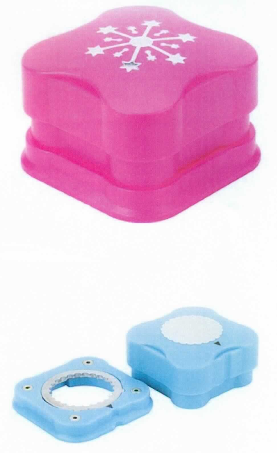 Stanzlocher Schneeflocke, Art. 87026,
- aus einer Metallstanzplatte in einem Kuntstoffgehäuse mit Druckknopf und Rückstellfeder zur
  Bewegung des Ausstanzelementes, mit einem durch Magnete verbundenen Bodenstück,
  Abmessungen ca. 5,5 x 5,5 x 4 cm (Abbildung siehe Anlage),
- zum Ausstanzen von Schneeflocken-Motiven.


"Apparat zum Bearbeiten von Papier oder Pappe, keine Ware der in Codenummern 8441 1010 00 0 bis 
 8441 4000 00 0 - Stanzlocher Schneeflocke"