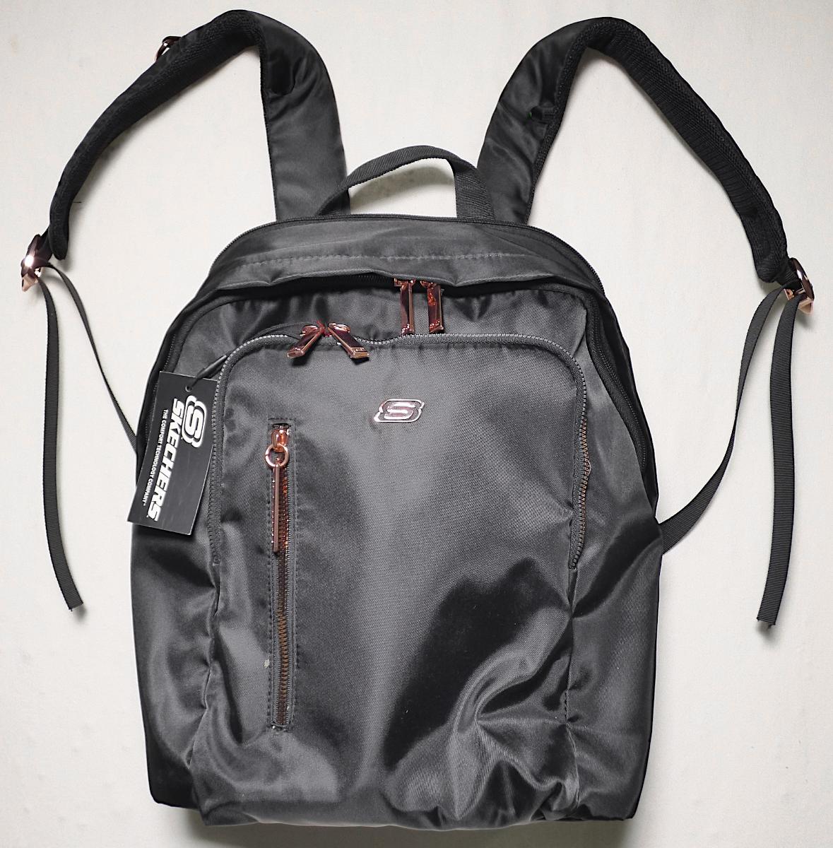 Rucksack, Foto siehe Anlage,
- mit einer flächenmäßig überwiegenden Außenseite aus Spinnstoffen (charakterbestimmend),
- am Bodenteil mit einer Außenseite aus Kunststofffolien,
- mit zwei längenverstellbaren, gepolsterten Rückentragegurten,
- mit einer Halteschlaufe,
- mit einer gepolsterten Rückseite,
- an der Vorderseite mit zwei hintereinander angeordneten Reißverschlussfächern,
- - das hintere ist innen mit einem aufgesetzten, offenen Einsteckfach versehen,
- mit zwei hintereinander angeordneten, gefütterten Hauptfächern,
- - das vordere Hauptfach ist mit zwei offenen Einsteckfächern und mit einem Reißverschlussfach
    ausgestattet,
- - das hintere Hauptfach weist keine Inneneinteilung auf,
- mit den Abmessungen: ca. 33 cm (Breite) x 37 cm (Höhe) x 15 cm (Tiefe),
- laut Antrag nicht handgearbeitet.

"Rucksack, mit Außenseite aus Spinnstoffen, nicht handgearbeitet"