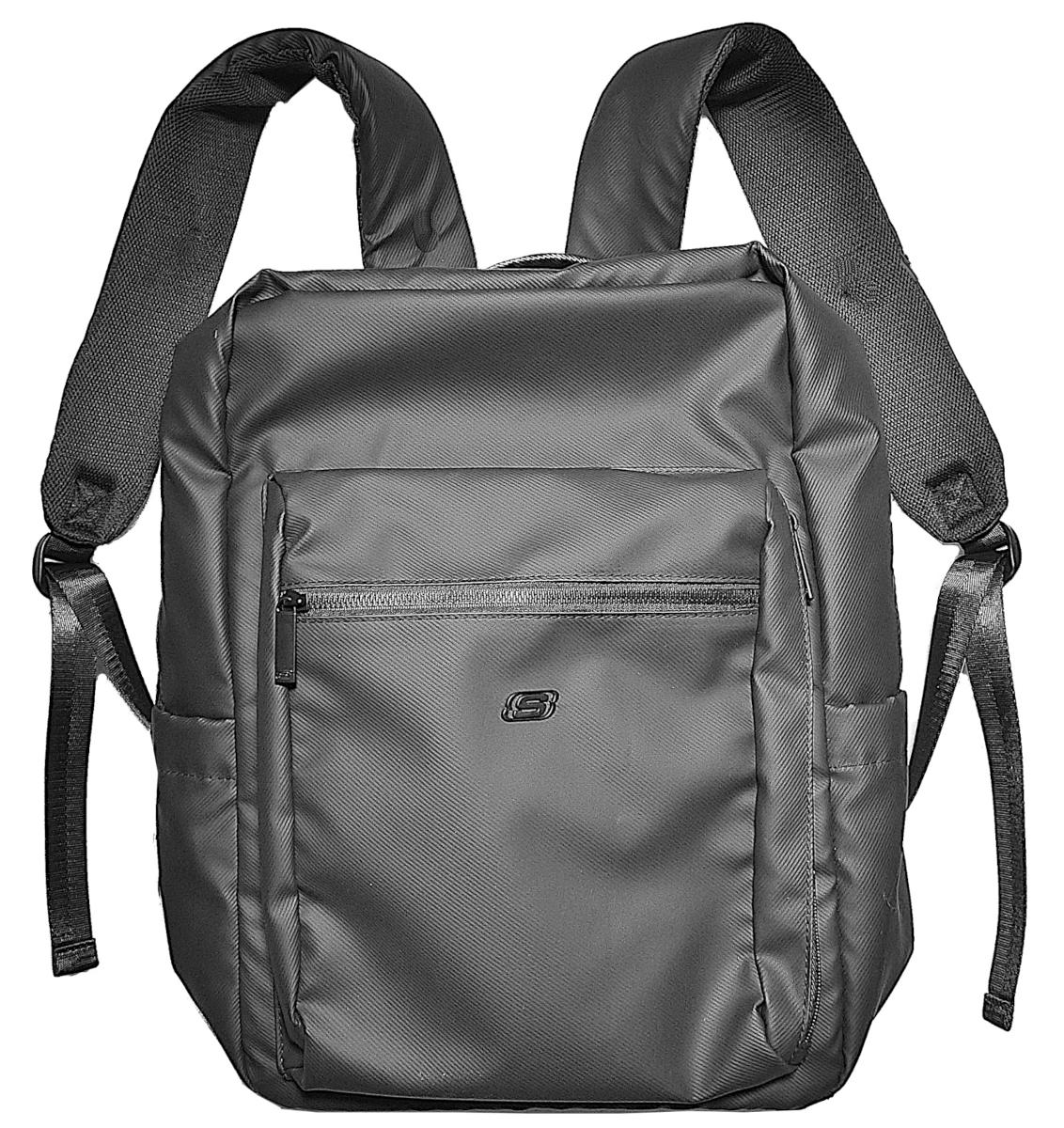 Rucksack, Foto siehe Anlage,
- mit einer flächenmäßig überwiegenden Außenseite aus Kunststofffolien (charakterbestimmend),
- am Rückenteil mit einer gepolsterten Außenseite aus Spinnstoff und mit einem senkrecht
   angenähten Band aus Spinnstoff zur Befestigung des Rucksacks an einem Trolley-Gestänge,
- mit zwei gepolsterten, längenverstellbaren Rückentragegurten,
- mit einem Haltegriff,
- an beiden Schmalseiten mit einem aufgesetzten, offenen Einsteckfach,
- an der Vorderseite mit zwei hintereinander angeordneten Reißverschlussfächern,
- - das hintere weist einen seitlich verlaufenden Reißverschluss auf,
- das Hauptfach ist mit einem entlang des oberen Rands bis zu den Seiten verlaufenden 
  Reißverschluss versehen,
 - - gefüttert und gepolstert; innen an der Vorderseite mit einem netzartigen Reißverschlussfach
    und an der Rückseite mit einem offenen, gepolsterten Einsteckfach ausgestattet,
- mit den Abmessungen: ca. 40 cm (Breite) x 43 cm (Höhe) x 17 cm (Tiefe).

"Rucksack, mit Außenseite aus Kunststofffolien"
