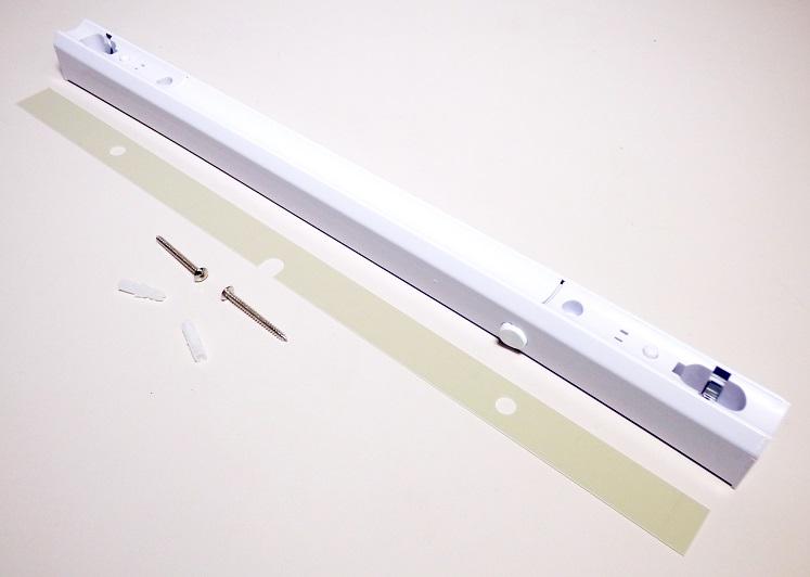 Bei der sog. Fassung Linienlampe für Osram Linestra Ralina 60W S14s zwei Sockel, EAN 4260452135897 handelt es sich um eine ca. 500 mm x 34 mm x 36 mm (L x B x T) große elektrische Decken- und Wandleuchte, im Wesentlichen bestehend aus einem weißen quaderförmigen Kunststoffgehäuse mit zwei S14s-Fassungen, einem Kippschalter und weiterer elektrischer Ausstattung (u. a. Anschlusskabel mit Klemme).

Sie ist zur Verwendung für die LED-Lichtquelle "Osram Linestra Ralina 60W" konzipiert.
 
Die Leuchte ist zur Decken- bzw. Wandmontage in Innenräumen (IP 20) bestimmt.

Sie ist mit Montagematerial (zwei Schrauben und zwei Dübeln) in einem Karton verpackt.

Das Erzeugnis ist als "Leuchte, anderweit weder genannt noch inbegriffen, elektrische Decken- und Wandleuchte, ausgenommen solche von der für öffentliche Plätze oder Verkehrswege verwendeten Art, ausschließlich zur Verwendung mit LED-Lichtquellen bestimmt, aus Kunststoff, nicht für zivile Luftfahrzeuge" einzureihen.