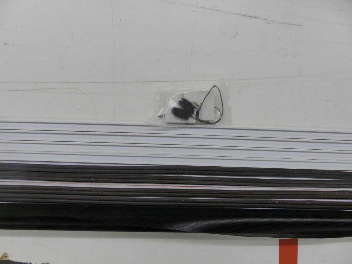 Schutznetz zur Befestigung am Fenster, Foto siehe Anlage,
- in einem buntbedruckten Pappkarton mit beiliegender Anleitung verpackt,
- in Form von einem konfektionierten Netz (in den Abmessungen von ca. 100 cm x 120 cm), noch 
  nicht zusammengesetzt eingehend mit Rahmen, zur Befestigung am Fenster,
- aus einem gefärbten, undichten Kettengewirken aus synthetischen Chemiefasern (Polyester) mit 
  offenen, nicht verschiebbaren Zellen, das in einen Rahmen mit Rahmeneckverbindern aus laut
  Antrag Kunststoff eingesetzt wird,
- durch Zusammenfügen konfektioniert,
- aufgrund des Verwendungszwecks keine Gardine der Position 6303 und auch keine Ware zur
  Innenausstattung der Position 6304,
- im Hinblick auf den Umfang und die Bedeutung in Bezug auf die Verwendung bestimmt das
  Kettengewirke den Charakter der Ware.

"Konfektionierte Netze (Schutznetz), aus synthetischen Spinnstoffen, aus Polyester"