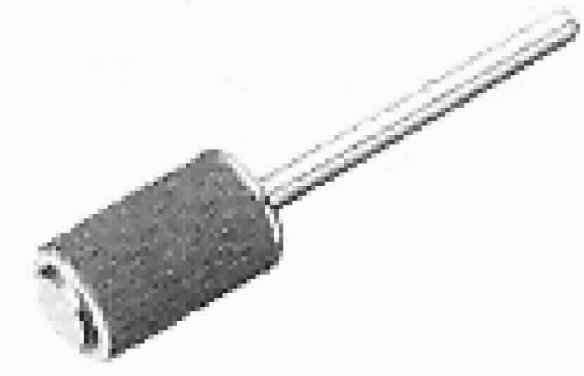 Aufsatzstift
- aus einem ca. 14 mm langen, längs geriffelten Zylinder mit einem Durchmesser von ca. 
  6 mm und einem ca. 25 mm langen, dünnen Stift, aus unedlem Metalll (Abbildung
  siehe Anlage),
- zum Aufsatz auf das Handgerät einer Maniküre-/Pediküre-Station, zur Aufnahme von
  zylinderförmigen Sandpapieraufsätzen zum Entfernen von Hornhaut (nicht Gegenstand
  dieser VZTA).

"Teil, erkennbar ausschließlich für ein elektromechanisches Haushaltsgerät mit einge-
 bautem Elektromotor (Maniküre-/Pediküre-Station) bestimmt - Halter für Sandpapier-
 aufsätze"
