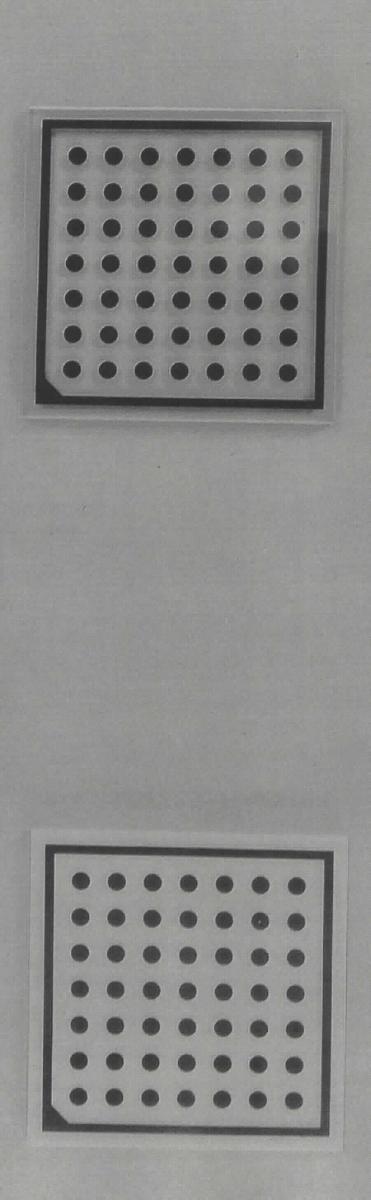Glasplatte (Kalibrierplatte), Foto siehe Anlage, 
- ein Warenmuster wurde nicht vorgelegt; die Einreihung erfolgt anhand der Antragsangaben,
- Platte aus gezogenem, optischem Glas,
- quadratisch; in dem Abmessungen: 3 cm x 3 cm,
- mit einem Rahmen und einem Raster zur Korrektur der Bildverzerrung einer Kamera bedruckt,
- stellt sich nicht als Längenmessinstrument dar (damit keine Einreihung in die Position 9017).

"Glas der Position 7004, anderes bearbeitet (bedruckt), jedoch weder gerahmt noch in Verbindung
 mit anderen Stoffen, optisches Glas"