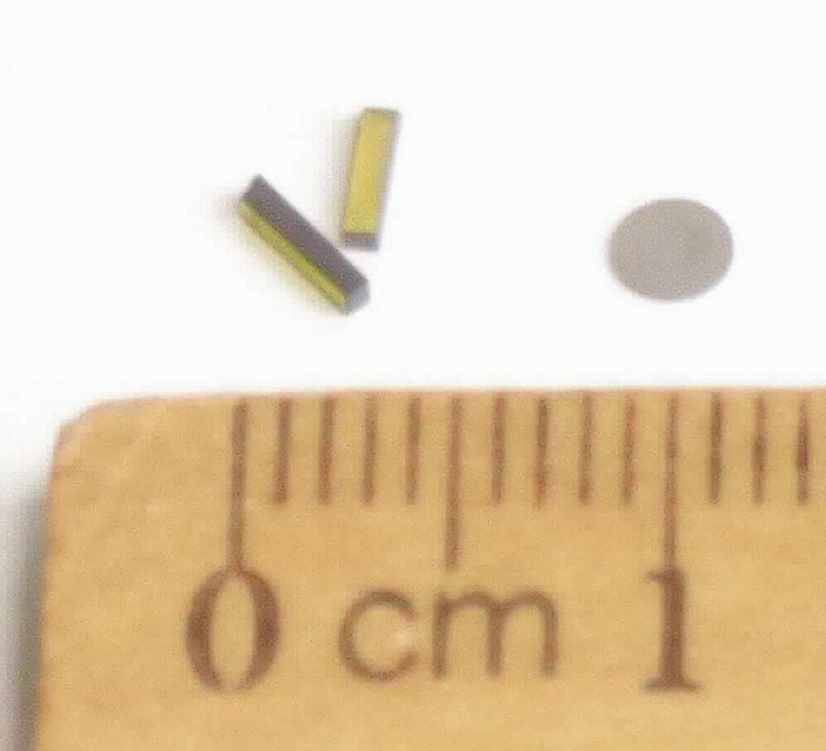 Es handelt sich um synthetisch hergestellte, monokristalline Industriediamanten in verschiedenen Formen (z. B. scheibenförmig oder quaderförmig) und Farben (gelb, hellgrau, braun und dunkelbraun - teilweise transparent). Die Erzeugnisse sind präzise zugeschnitten und können eine Oberflächenbehandlung (z. B. Polieren) aufweisen. Sie werden zur Herstellung von Werkzeugen zu industriellen Anwendungen (z. B. Zerspanen, Fräsen, Bohren) oder als Bauteile in Tastgeräten eingesetzt. Die Erzeugnisse sind in Kunststofftütchen verpackt.
-Antragstellerangaben-

Abbildung siehe Anlage.

Derartige Erzeugnisse gehören als "andere (als in den TARIC-Codes 7104 1000 00 und 7104 2000 00 genannte) synthetische Edel- oder Schmucksteine, auch bearbeitet oder einheitlich zusammengestellt, jedoch weder aufgereiht noch montiert oder gefasst" zum TARIC-Code 7104 9000 00.