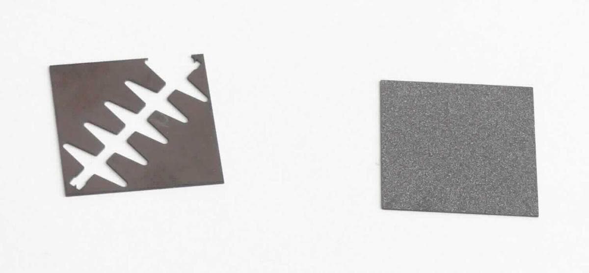 Es handelt sich um quadratische oder runde Platten aus synthetischem polykristallinem Diamant (CVD). Die Waren sind bearbeitet (z. B. poliert oder geläppt) und weisen eine matte, raue oder polierte Oberfläche auf. 
Nach einer weiteren Bearbeitung werden die Waren zur Herstellung von Werkzeugen zu industriellen Anwendungen (z. B. Zerspanen, Abrichten, Fräsen, Bohren) oder als Verschleißschutz eingesetzt. Sie sind in Kunststoffschachteln verpackt.
Abmessungen: etwa 26 mm x 26 mm (Länge x Breite) oder etwa 66 mm (Durchmesser).
- Antragstellerangaben - 

Abbildung siehe Anlage.

Derartige Erzeugnisse gehören als "andere (als in den TARIC-Codes 7104 1000 00 und 7104 2000 00 genannte) synthetische Edel- oder Schmucksteine, auch bearbeitet oder einheitlich zusammengestellt, jedoch weder aufgereiht noch montiert oder gefasst" zum TARIC-Code 7104 9000 00.