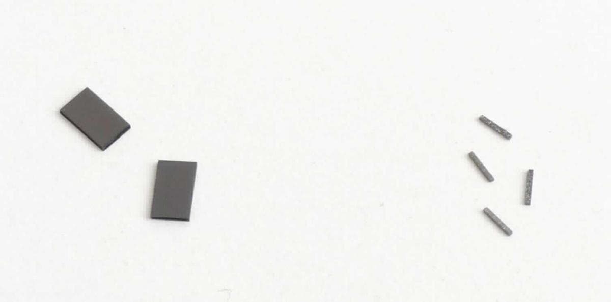 Es handelt sich um synthetisch hergestellte, polykristalline Industriediamanten in verschiedenen Formen (z. B. stäbchen- oder quaderförmig) und Größen (0,2 mm - 20 mm). Die Erzeugnisse sind präzise zugeschnitten und können eine Oberflächenbehandlung (z. B. Polieren) aufweisen. Sie werden zur Herstellung von Diamantwerkzeugen zu industriellen Anwendungen (z. B. Zerspanen, Abrichten, Fräsen, Bohren) oder als Verschleißschutz eingesetzt. Die Erzeugnisse sind in Kunststofftütchen oder Kunststoffboxen verpackt.
-Antragstellerangaben-

Abbildung siehe Anlage.

Derartige Erzeugnisse gehören als "andere (als in den TARIC-Codes 7104 1000 00 und 7104 2000 00 genannte) synthetische Edel- oder Schmucksteine, auch bearbeitet oder einheitlich zusammengestellt, jedoch weder aufgereiht noch montiert oder gefasst" zum TARIC-Code 7104 9000 00.