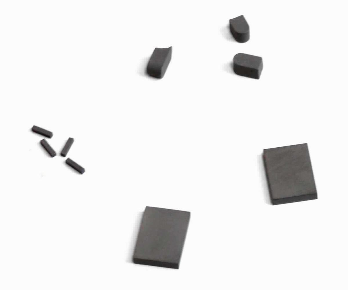 Es handelt sich um synthetisch hergestellte, polykristalline Industriediamanten in verschiedenen Formen (z. B. stäbchen- oder quaderförmig) und Größen (0,3 mm - 50 mm). Die Erzeugnisse sind präzise zugeschnitten und können eine Oberflächenbehandlung (z. B. Polieren) aufweisen. Sie werden zur Herstellung von Werkzeugen zu industriellen Anwendungen (z. B. Zerspanen, Abrichten, Fräsen, Bohren) eingesetzt. Die Erzeugnisse sind in Kunststofftütchen oder Kunststoffboxen verpackt.
-Antragstellerangaben-

Abbildung siehe Anlage.

Derartige Erzeugnisse gehören als "andere (als in den TARIC-Codes 7104 1000 00 und 7104 2000 00 genannte) synthetische Edel- oder Schmucksteine, auch bearbeitet oder einheitlich zusammengestellt, jedoch weder aufgereiht noch montiert oder gefasst" zum TARIC-Code 7104 9000 00.