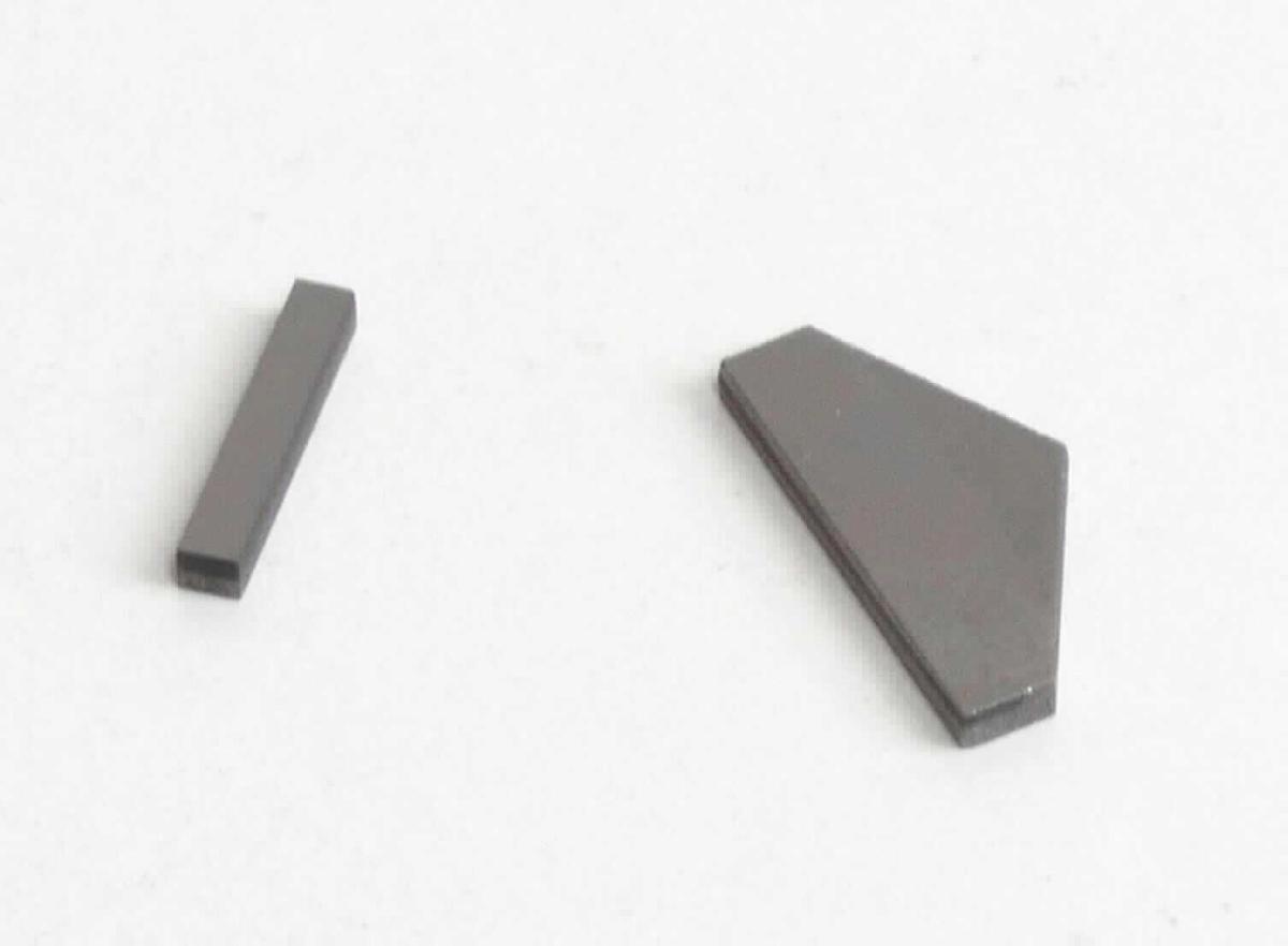 Bei den vorgelegten Warenmustern handelt es sich um zugeschnittene Platten aus einer Schicht aus synthetischem polykristallinem Diamant (PKD), die durch Sintern auf einem Träger aus Hartmetall aufgebracht worden ist. Die Platten weisen unterschiedlichen Formen (z. B. rechteckig oder fünfeckig) und Größen (0,5 mm - 50 mm) auf und sind mit einer Oberflächenbearbeitung (matt/poliert) versehen. Sie sind nach Weiterbearbeitung für die Verwendung in Werkzeugen für industrielle Anwendungen (z. B. Abrichten, Bohren, Fräsen oder Zerspanen) bestimmt. Die Erzeugnisse sind in einer Kunststoffbox verpackt.
- Antragstellerangaben - 

Eine Einreihung in die Position 6804 kommt nicht in Betracht, da die Erzeugnisse nicht vom Warenkreis dieser Position erfasst sind.

Abbildung siehe Anlage.

Derartige Erzeugnisse gehören als "andere (als in dem TARIC-Code 7116 2011 00 genannte) Waren aus synthetischen Edelsteinen oder Schmucksteinen" zum TARIC-Code 7116 2080 00.