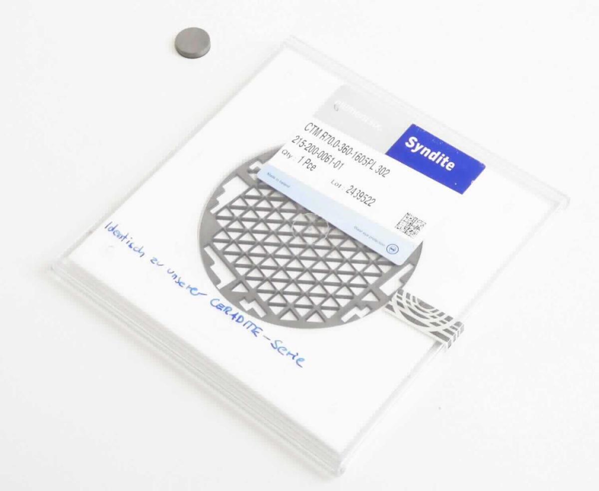Es handelt sich um runde Platten (Ronden) aus einer Schicht aus synthetischem polykristallinem Diamant (PKD; Durchmesser: 13 mm - 74 mm), die durch Sintern auf einem Träger aus Hartmetall aufgebracht worden ist. Die Platten weisen eine matte oder polierte Oberfläche auf, werden noch weiter bearbeitet (u.a. zugeschnitten) und sind zur Herstellung von Werkzeugen zu industriellen Anwenden (z. B. Abrichten, Bohren, Fräsen, Zerspanen) bestimmt. Die Erzeugnisse sind in Kunststoffboxen verpackt.
- Antragstellerangaben - 

Eine Einreihung in die Position 6804 kommt nicht in Betracht, da die Erzeugnisse nicht vom Warenkreis dieser Position erfasst sind.

Abbildung siehe Anlage.

Derartige Erzeugnisse gehören als "andere (als in dem TARIC-Code 7116 2011 00 genannte) Waren aus synthetischen Edelsteinen oder Schmucksteinen" zum TARIC-Code 7116 2080 00.
