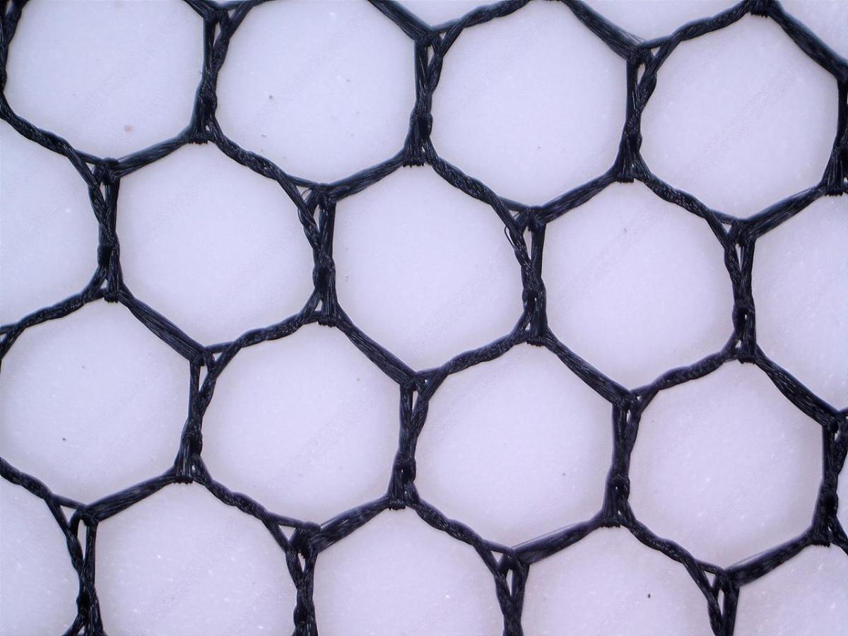 Kettengewirke, Foto siehe Anlage
- quadratisch bzw. rechteckig zugeschnitten, in unterschiedlichen Abmessungen,
- aus synthetischen Chemiefasern (laut Antrag Polyester),
- roh,
- ohne Flor- oder Schlingenoberfläche,
- ohne Elastomergarne oder Kautschukfäden,
- zur Verwendung als Insektenschutzgittern in Fenstern; stellt sich nicht als Gewirke im Sinne der
  Unterpositions-Anmerkung 1 zu Kapitel 60 dar.

"Kettengewirke, anderes als solche der Positionen 6001 bis 6004, aus synthetischen Chemiefasern,
 anderes als in der Unterposition 6005 35 genannte, roh"