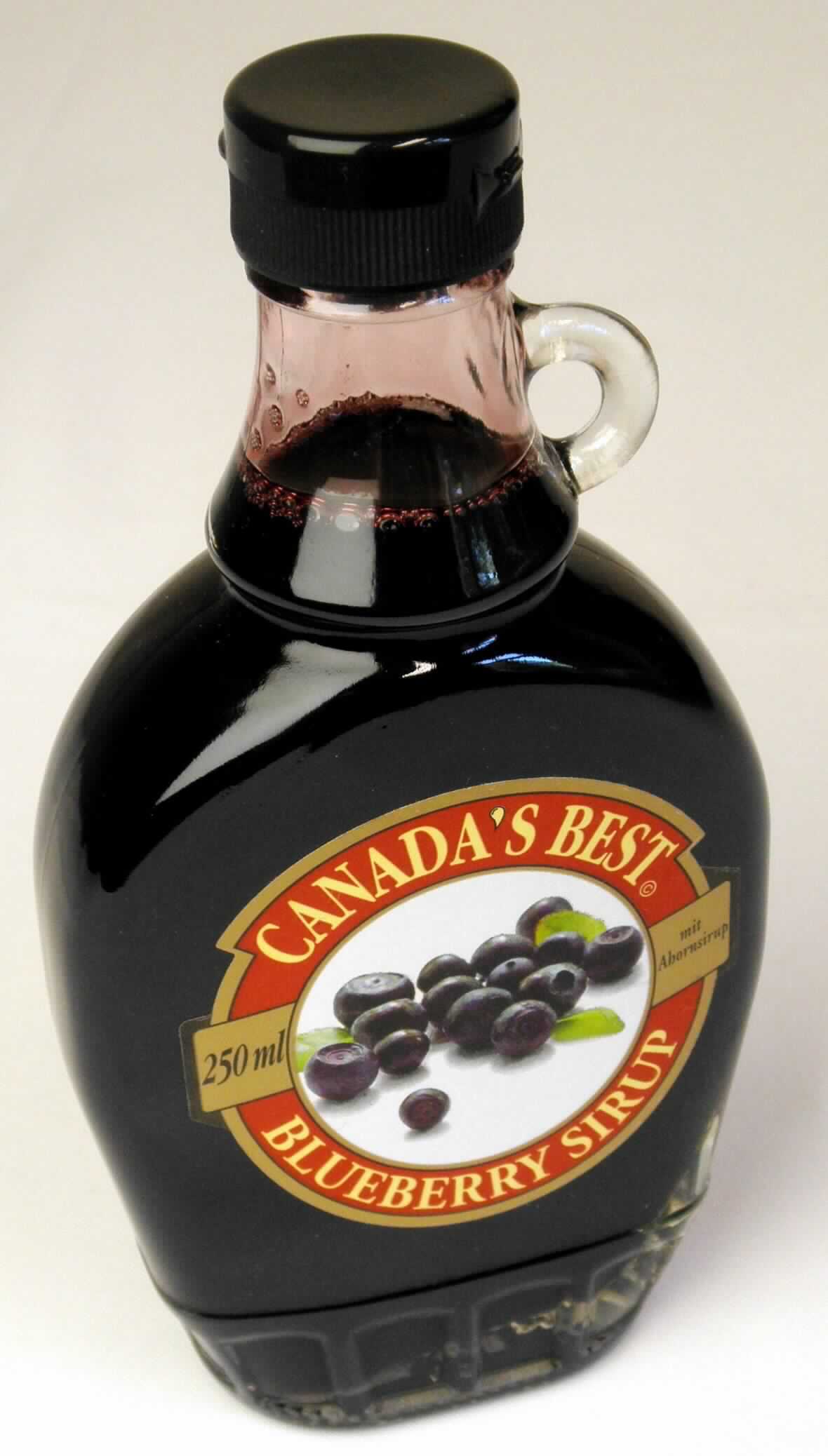Blaubeersirup

Original-Glasflasche mit Henkel und schwarzem Schnappverschluss; auf den vorder- und rückseitig aufgeklebten Etiketten die Warenbezeichnung sowie Angaben u. a. zu den Zutaten (Fruchtsaft, Zuckersirup), zum Nährwert, zum Verwendungszweck und zur Inhaltsmenge (250 ml).
Inhalt: Schwarzrote, klare, sirupöse, nicht unmittelbar trinkbare Flüssigkeit; Geruch fruchtig; Geschmack nach Heidelbeer, süß, etwas säuerlich.

Zugesetzter Zucker gemäß ZAnm 5 a) zu Kap 20: mehr als 50 GHT
"Fruchtsaftgehalt" gemäß ZAnm 5 b) zu Kap 20: weniger als 50 GHT
Saccharose, einschließlich Invertzucker und Isoglucose als Saccharose berechnet (HPLC): 60 GHT bis weniger als 65 GHT
Milchfett, Milchprotein*: nicht enthalten
Stärke/Glucose*: weniger als 5 GHT
Saccharose/Invertzucker/Isoglucose**: 50 bis weniger als 70 GHT
*: gemäß Antragsangaben bzw. daraus abgeleitet
**: gemäß VO (EG) Nr. 900/2008

Lebensmittelzubereitung, anderweit weder genannt noch inbegriffen, mehr als 5 GHT Saccharose enthaltend, kein Milchfett enthaltend, mit einem Gehalt an Saccharose (einschließlich Invertzucker als Saccharose berechnet) oder Isoglucose (als Saccharose berechnet) von weniger als 70 GHT jedoch mehr als 60 GHT, mit einem Gehalt an zugesetztem Rohr- oder Rübenzucker der Unterpositionen 1701 91 bis 1701 99 der KN von weniger als 65 % des Nettogewichts; Blaubeersirup; kein Erzeugnis der Position 2009 der KN, da weniger als 50 GHT Fruchtsaft enthaltend.