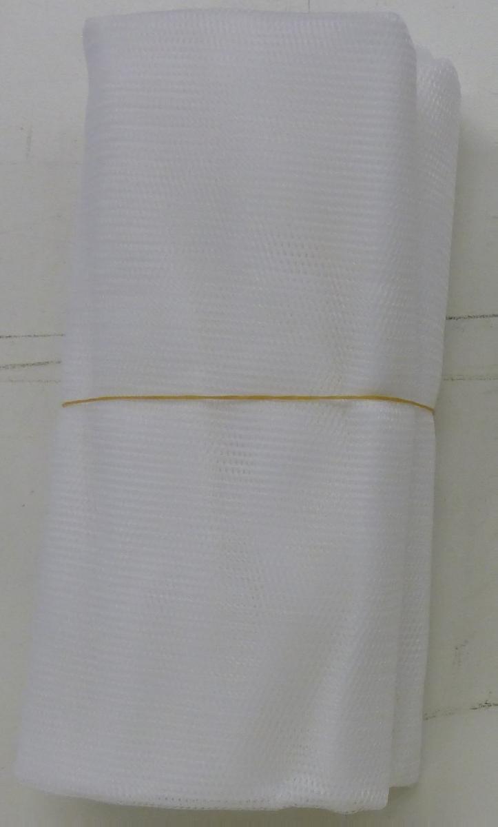 Fliegengitter, sog. Insektenschutzgitter für Türen, Foto siehe Anlage,
- zwei konfektionierte Netze, aus einfarbigen, undichten Kettengewirken aus laut Antrag Polyester
  (synthetische Chemiefasern), mit offenen, nicht verschiebbaren Zellen,
- jeweils an einer Schmalseite durch Umschlagen und Festnähen gesäumt (somit konfektioniert) und
  mit einem in den Saum eingenähten sog. Bleiband versehen,
- aufgrund des Verwendungszwecks (Fliegengitter an Fenstern) keine Gardine der Position 6303 und
  auch keine Ware zur Innenausstattung der Position 6304,

"Konfektionierte Netze (Insektenschutz), aus synthetischen Spinnstoffen, aus Polyester"