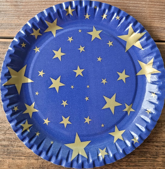 Es handelt sich um runde Teller mit geprägten leicht hochgezogenen Rändern aus Pappe aus Halbstoff aus Holz mit einem Durchmesser von etwa 23 cm. Die Pappe ist einseitig mit Abbildungen von goldenen Sternen verschiedener Größen vor blauem Hintergrund bedruckt und mit einer dünnen Schicht aus Kunststoff überzogen, deren Dicke weniger als die Hälfte der Gesamtdicke ausmacht. Die Teller sind zum einmaligen Gebrauch bestimmt und zu 10 Stück in Kunststofffolie eingeschweißt und etikettiert.

Abbildung siehe Anlage.

Derartige Waren gehören als "andere Waren aus Pappe, Tabletts, Schüsseln und Teller, aus anderem Halbstoff als aus Bambus" zur Codenummer 4823 69 10 00 0 des Zolltarifs.