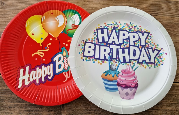 Es handelt sich um runde Teller mit geprägten leicht hochgezogenen Rändern aus Pappe aus Halbstoff aus Holz mit einem Durchmesser von etwa 23 cm. Die Pappe ist einseitig mit der feierlich illustrierten Aufschrift "Happy Birthday" bedruckt und mit einer dünnen Schicht aus Kunststoff überzogen, deren Dicke weniger als die Hälfte der Gesamtdicke ausmacht. Die Teller sind zum einmaligen Gebrauch bestimmt und zu 10 Stück in Kunststofffolie eingeschweißt und etikettiert.

Abbildung siehe Anlage.

Derartige Waren gehören als "andere Waren aus Pappe, Tabletts, Schüsseln und Teller, aus anderem Halbstoff als aus Bambus" zur Codenummer 4823 69 10 00 0 des Zolltarifs.