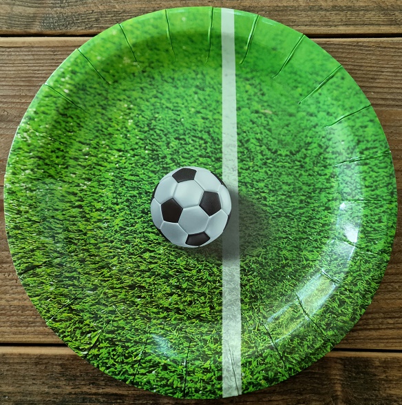 Es handelt sich um runde Teller mit geprägten leicht hochgezogenen Rändern aus Pappe aus Halbstoff aus Holz mit einem Durchmesser von etwa 23 cm. Die Pappe ist einseitig mit der Abbildung eines auf einem Rasen liegenden Fußballs farbig bedruckt und mit einer dünnen Schicht aus Kunststoff überzogen, deren Dicke weniger als die Hälfte der Gesamtdicke ausmacht. Die Teller sind zum einmaligen Gebrauch bestimmt und zu 50 Stück in Kunststofffolie eingeschweißt und etikettiert.

Abbildung siehe Anlage.

Derartige Waren gehören als "andere Waren aus Pappe, Tabletts, Schüsseln und Teller, aus anderem Halbstoff als aus Bambus" zur Codenummer 4823 69 10 00 0 des Zolltarifs.