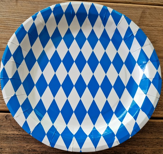 Es handelt sich um runde Teller mit geprägten leicht hochgezogenen Rändern aus Pappe aus Halbstoff aus Holz mit einem Durchmesser von etwa 23 cm. Die Pappe ist einseitig mit einem weiß-blauen, der Staatsflagge Bayerns entlehnten Rautenmuster bedruckt und mit einer dünnen Schicht aus Kunststoff überzogen, deren Dicke weniger als die Hälfte der Gesamtdicke ausmacht. Die Teller sind zum einmaligen Gebrauch bestimmt und zu 10 oder 50 Stück in Kunststofffolie eingeschweißt und etikettiert.

Abbildung siehe Anlage.

Derartige Waren gehören als "andere Waren aus Pappe, Tabletts, Schüsseln und Teller, aus anderem Halbstoff als aus Bambus" zur Codenummer 4823 69 10 00 0 des Zolltarifs.