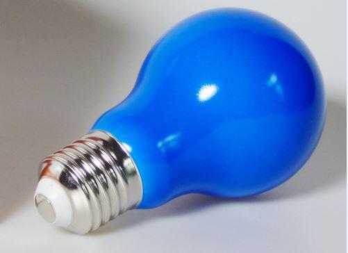 LED-Lampe in Glühlampenform 3W blau 30lm EAN 4260452134111 
(Abbildung siehe Anlage) 
- elektrische Lichtquelle in Form einer Leuchtdiodenlampe (LED-Lampe), 
  mit mehreren Leuchtdioden auf Trägern in Streifenform (LED-Filamente), 
  und weiteren elektrischen Bauelementen für die Stromversorgung und 
  -regelung auf einer Leiterplatte, mit einem birnenförmigen blauen Glas-
  kolben, mit E27 Schraubsockel zum Befestigen in einer Lampenfassung, 
- in einem bedruckten Verkaufskarton verpackt, 
- zur Verwendung als Leuchtmittel zum einfachen Einsetzen/Austauschen in 
  Leuchten. 

"Leuchtdiodenlichtquelle (LED-Lichtquelle), Leuchtdiodenlampe (LED-Lampe)"