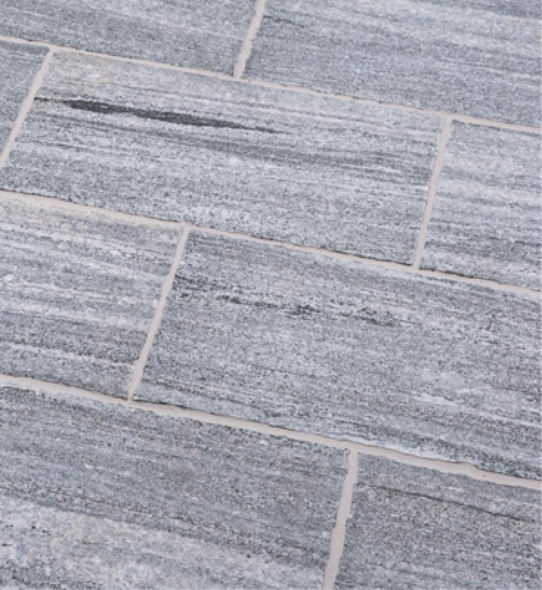 Angaben:
Pflasterplatten BIASCA AMBIENTE satiniert; Bearbeitung: Oberfläche und Rückseite geflammt und gebürstet, Seiten gespalten und überspitzt; Material: Gneis, Farbe: silbergrau-liniert.

Befund:
Bearbeitete Werksteine und Waren daraus, poliert, verziert oder anders bearbeitet, jedoch ohne Bildhauerarbeit, mit einem Eigengewicht von 10 kg oder mehr.