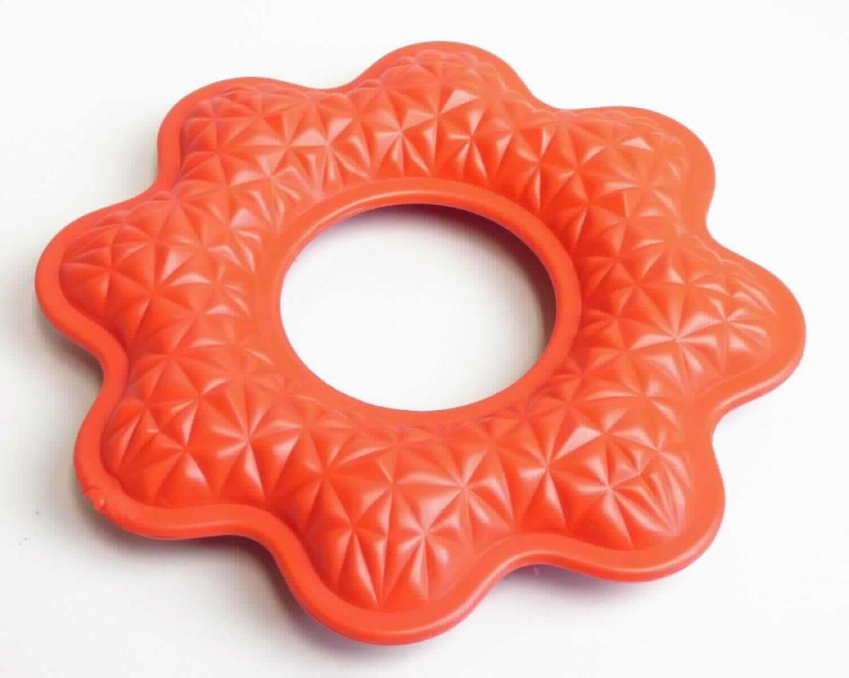 Nach den Angaben des Antragstellers handelt es sich bei der Ware um Hundespielzeug in Form einer Blüte. Die Laboruntersuchungen ergaben, dass es sich um einen Ring aus nicht vulkanisiertem Kautschuk in Form von einer Blüte handelt. Die Ware ist laut Angaben mit einer Produktinformation versehen, welche die Ware als Tierspielzeug deklariert.

Die Ware ist als andere Ware aus nicht vulkanisiertem Kautschuk in den TARIC-Code 4006 9000 00 des Zolltarifs einzureihen.