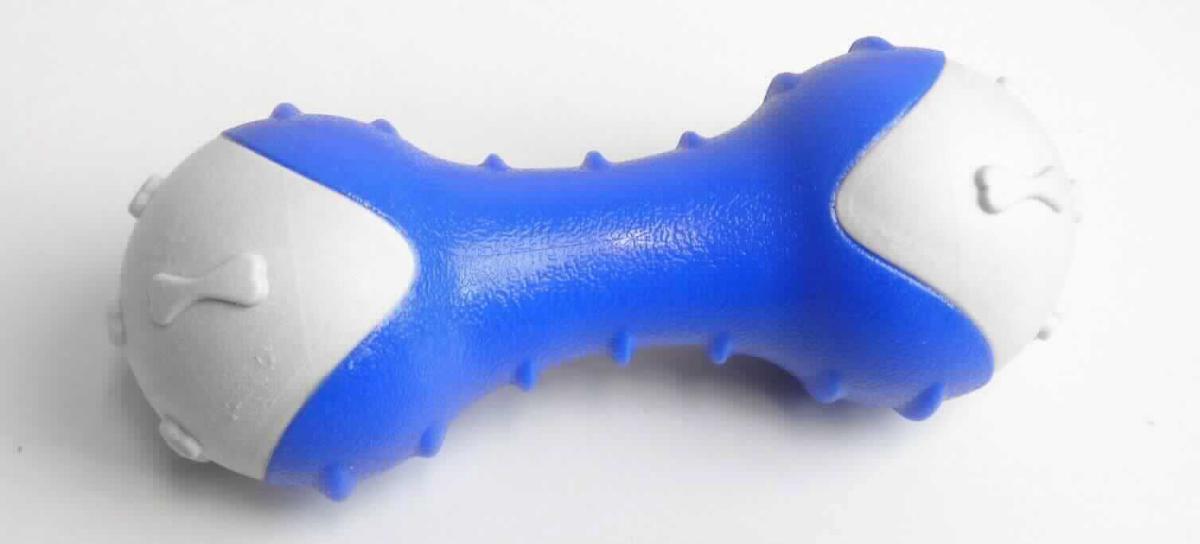 Nach den Angaben des Antragstellers handelt es sich bei der Ware um Hundespielzeug in Form eines Knochens. Die Laboruntersuchungen ergaben, dass es sich um ein grau-blaues, hantelförmiges Erzeugnis aus nicht vulkanisiertem Kautschuk handelt, das annähernd die Form eines Knochens aufweist. Die Ware ist laut Angaben mit einer Produktinformation versehen, welche die Ware als Tierspielzeug deklariert.

Die Ware ist als andere Ware aus nicht vulkanisiertem Kautschuk in den TARIC-Code 4006 9000 00 des Zolltarifs einzureihen.