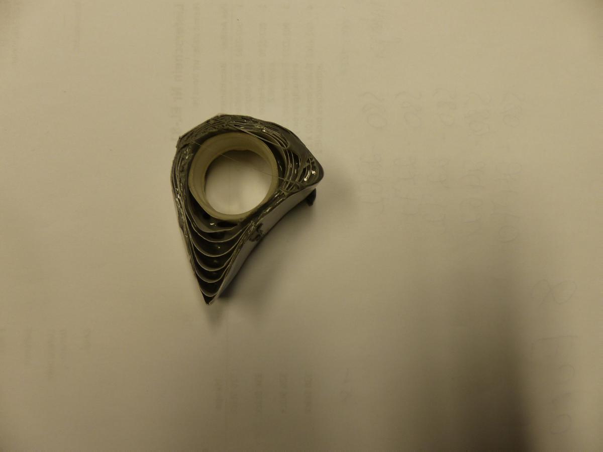Angaben des Antragstellers:
Rolle eines grauen, weichelastischen Bandes (Butylband) mit einer Breite von ca. 0,9 cm und einer Länge von ca. 200 cm (ausgerollt). Das Band ist auf eine Kunststoffhülse gewickelt und mit einer Trennfolie versehen. Das Material ist sehr klebrig und dient als Klebstoff.

Feststellungen an einem Warenmuster:
Es wurde ein Abschnitt einer grauen, klebrigen Masse in Streifenform vorgelegt. Der Streifen ist mit einer weißen Schutzfolie versehen und auf eine Kunststoffspule aufgewickelt. Das Erzeugnis ist nicht für den Einzelverkauf aufgemacht. Nach den Untersuchungen besteht die Masse aus einem zubereiteten, nicht vulkanisierten Kautschuk mit geringen Anteilen von Ruß.

Befund:
Es handelt sich um Streifen aus nicht vulkanisiertem Kautschuk mit Zusatz von Ruß im Sinne der Unterposition (KN) 4005 1000.