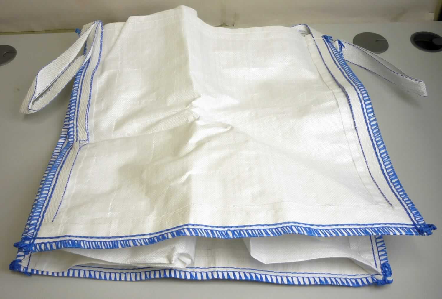 Sack zu Verpackungszwecken, sog. Big Bag, Fotos siehe Anlage,
- quaderförmig; in den Abmessungen von ca. 60 cm x 60 cm x 60 cm,
- aus Geweben aus Streifen aus laut Antrag Polypropylen (synthetische Spinnmasse) mit einer
  augenscheinlichen Breite von weniger als 5 mm,
- an allen Ecken mit Aufhängeschlaufen versehen,
- durch Zusammennähen konfektioniert,
- laut Antrag mit einer Tragkraft von ca. 1000 kg,
- dient dem Transport verschiedener Güter.

"Sack zu Verpackungszwecken, aus synthetischen Spinnstoffen, flexibler Schüttgutbehälter,
 aus Streifen aus Polypropylen, aus Geweben"